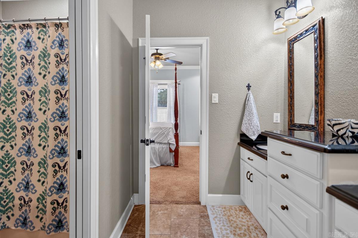 124 Lake Valley Dr Maumelle, AR 72113