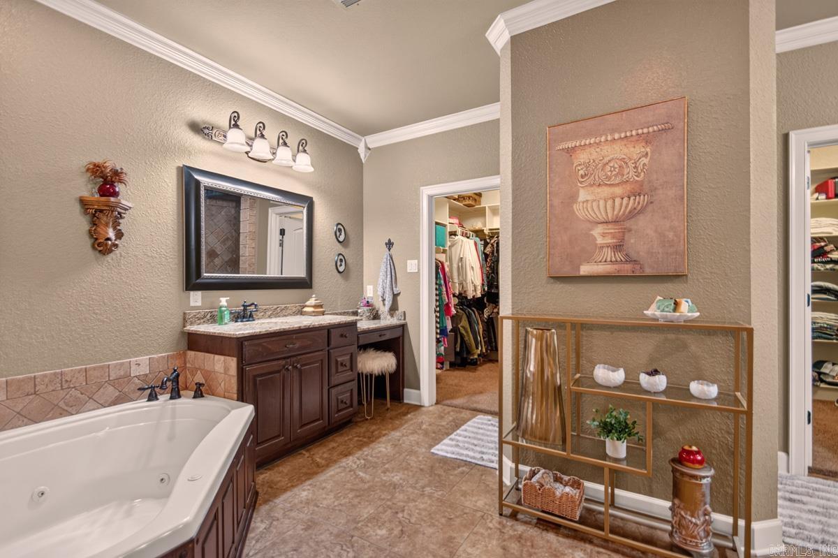 124 Lake Valley Dr Maumelle, AR 72113