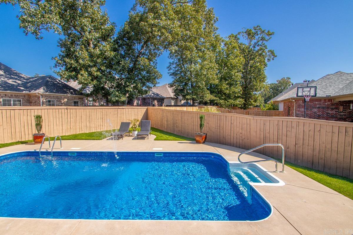 124 Lake Valley Dr Maumelle, AR 72113