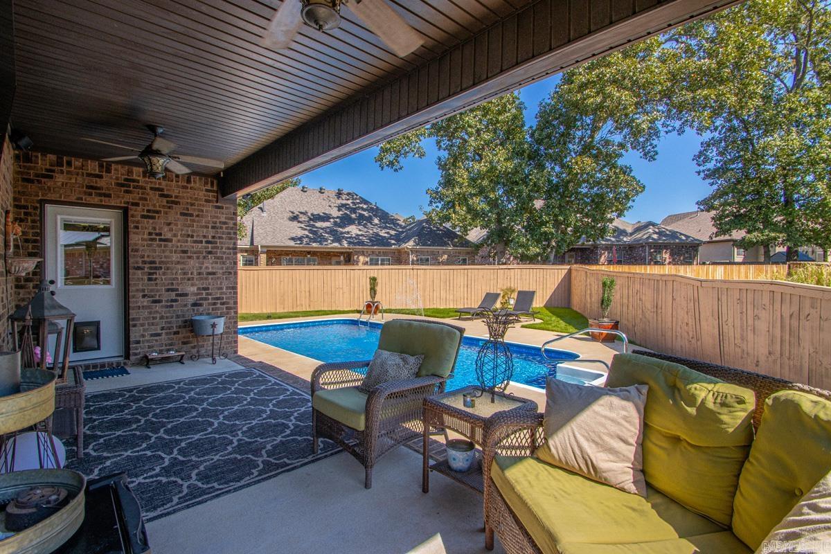 124 Lake Valley Dr Maumelle, AR 72113
