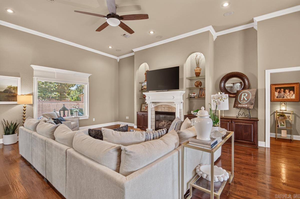 124 Lake Valley Dr Maumelle, AR 72113