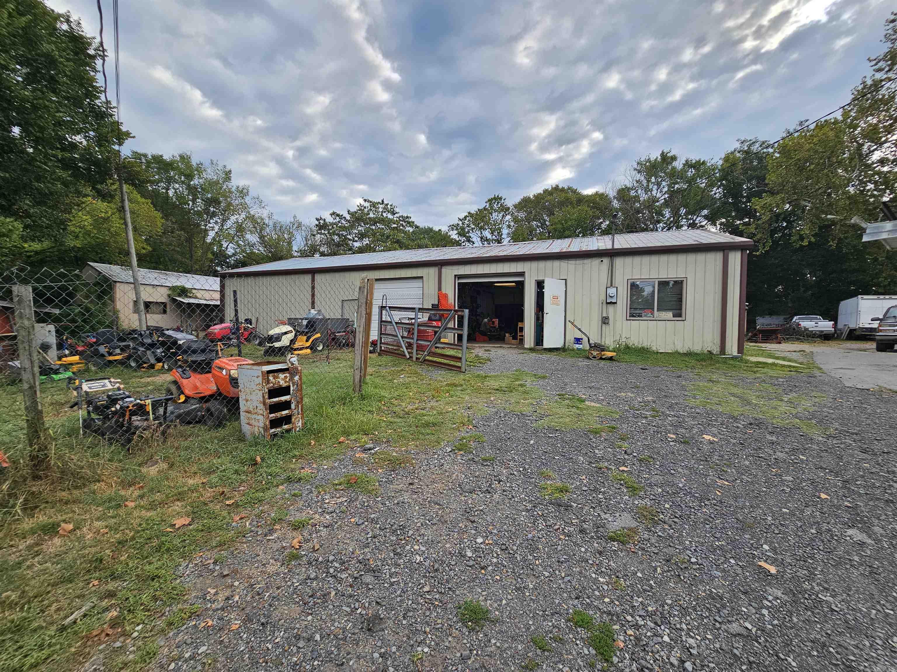 9240 Jacksonville Conway Road — exterior