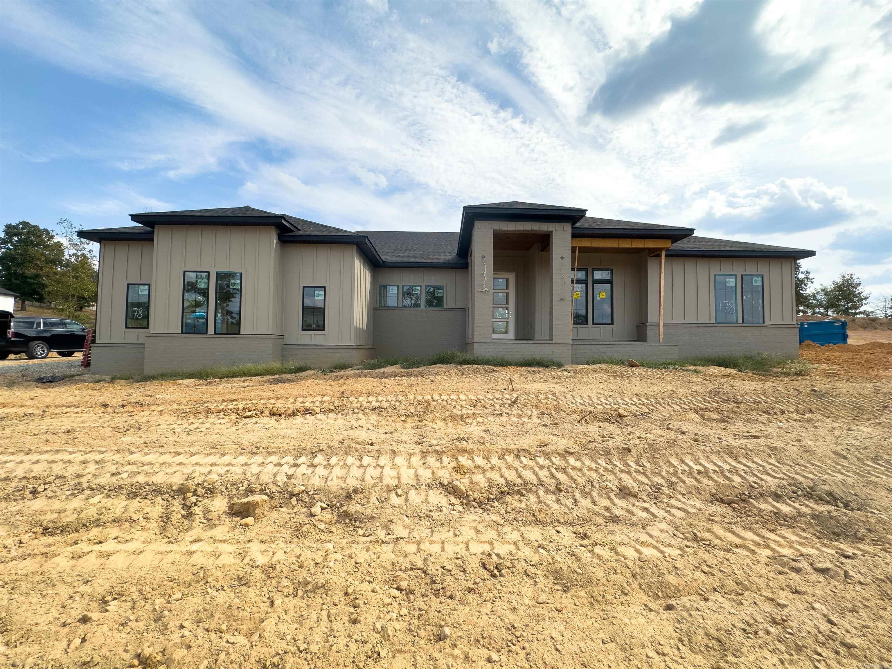 1033 Creekwood Cir — exterior