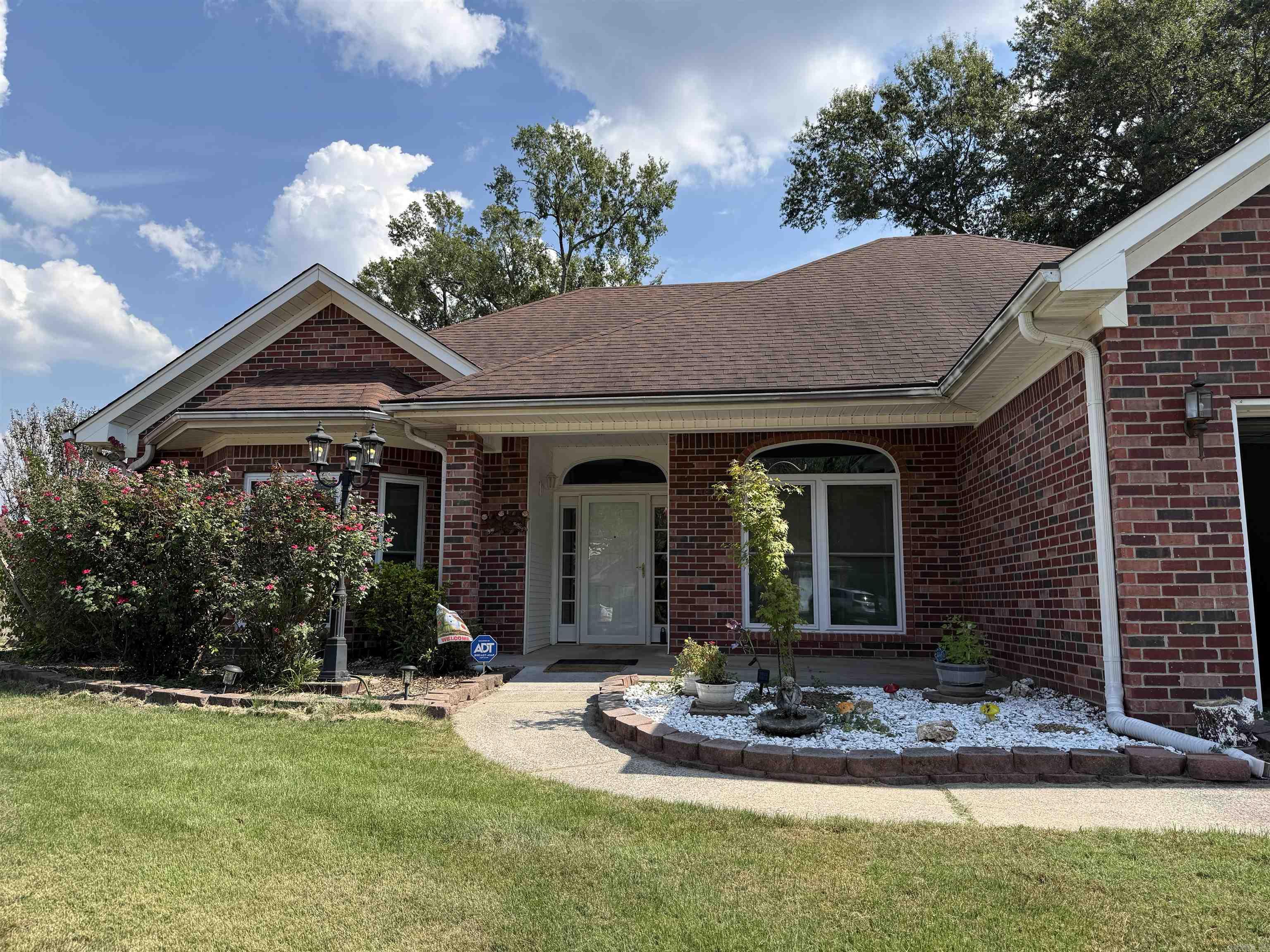 981 Colonial Drive — photo 2