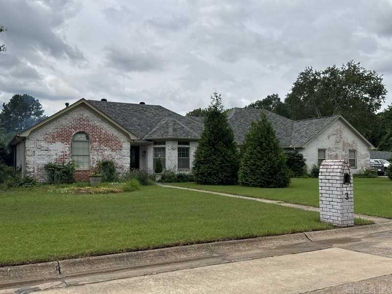 3 Hyde Park Circle — exterior