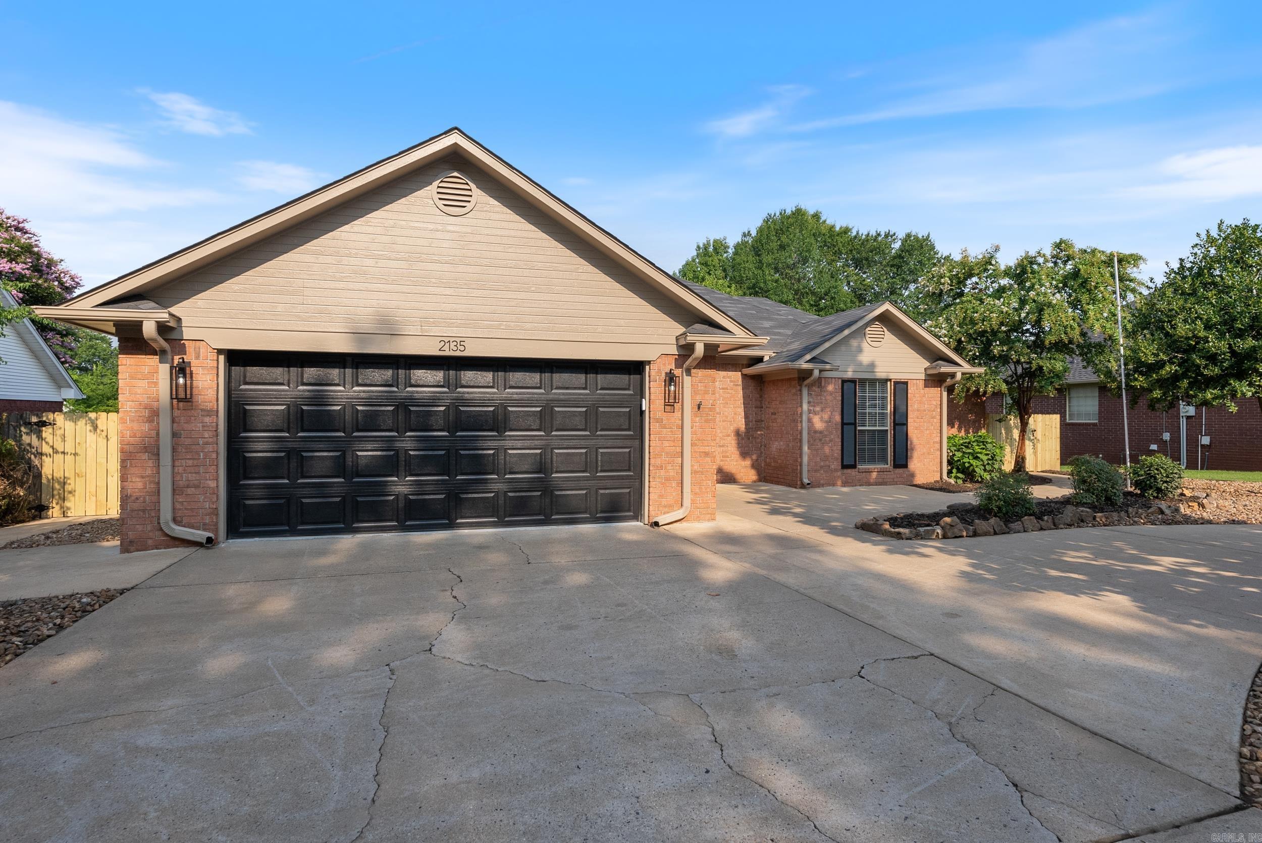 2135 Maplewood Drive — photo 2