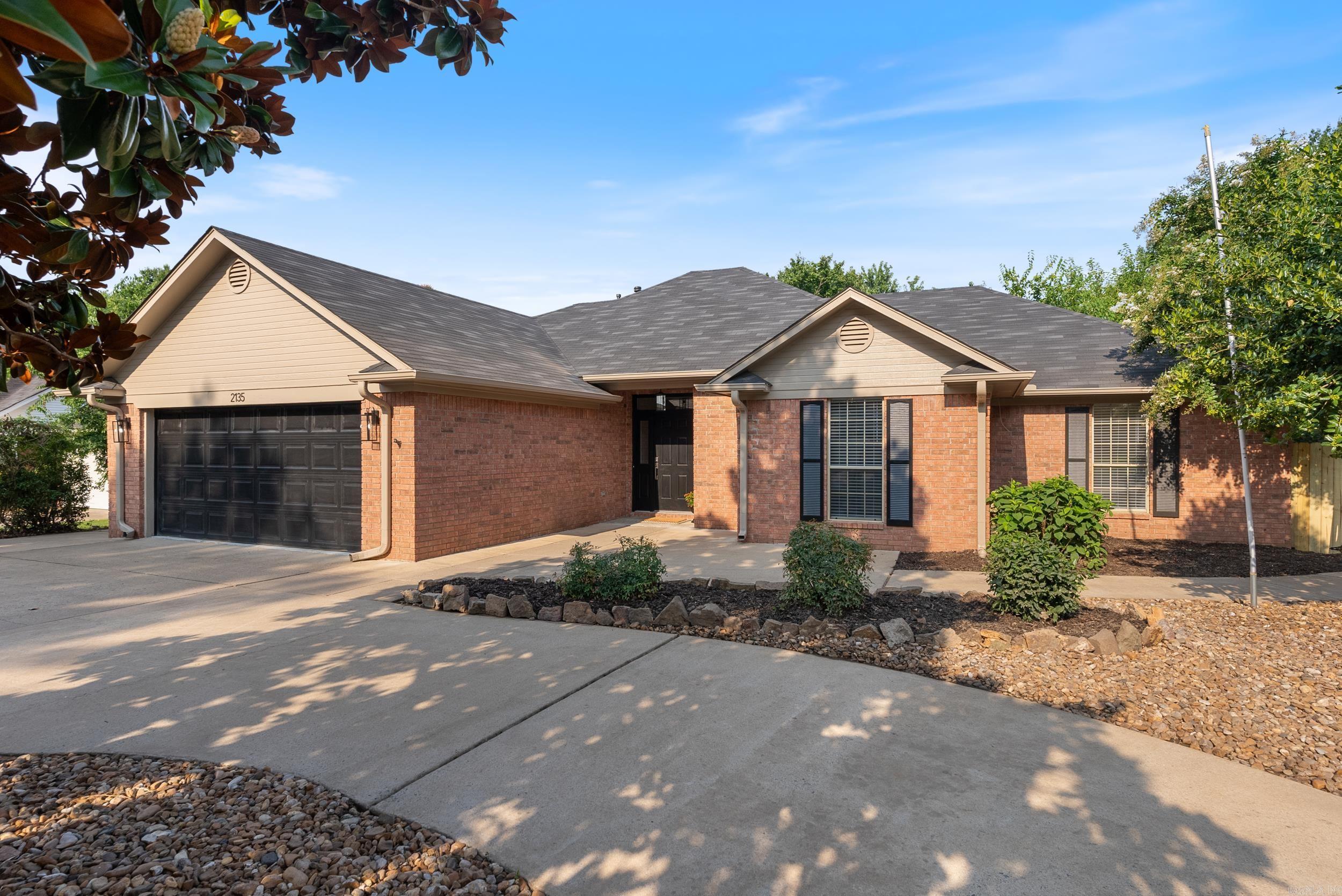2135 Maplewood Drive — photo 3