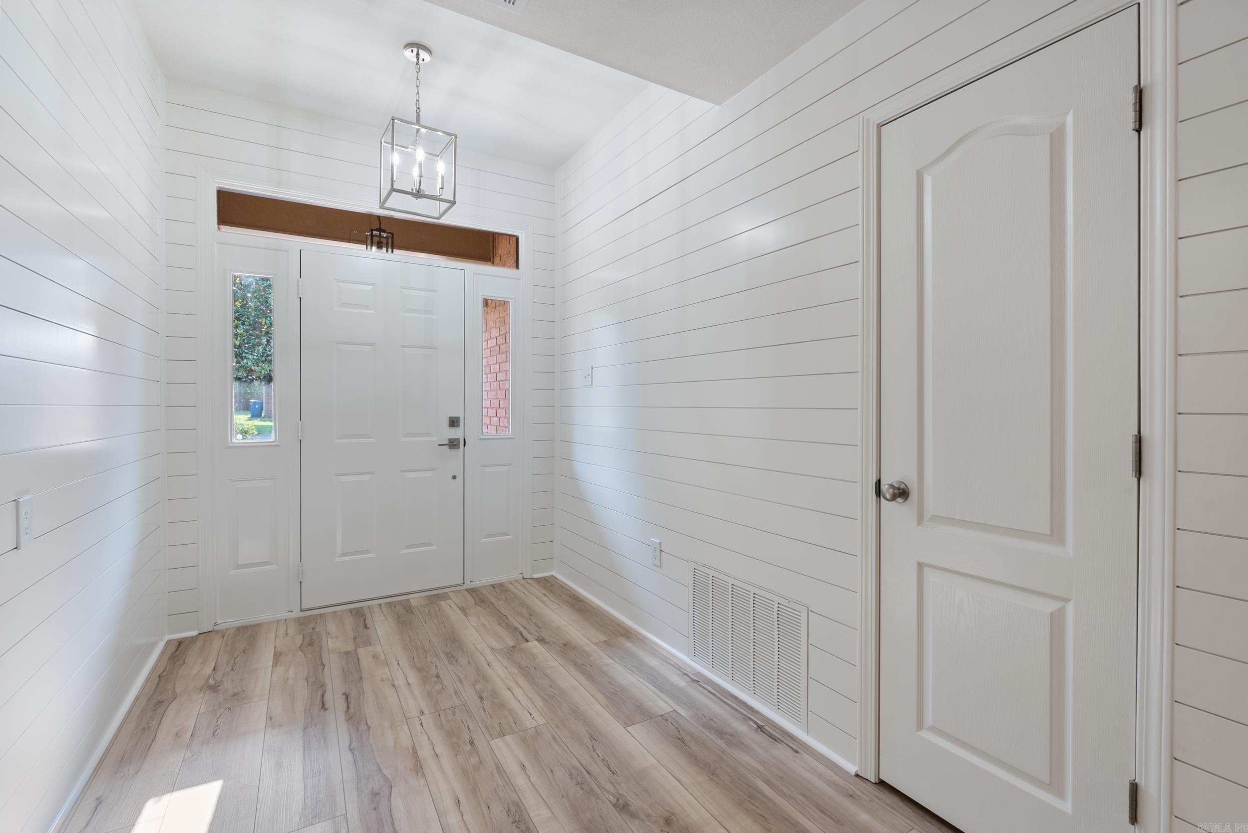 2135 Maplewood Drive — photo 5