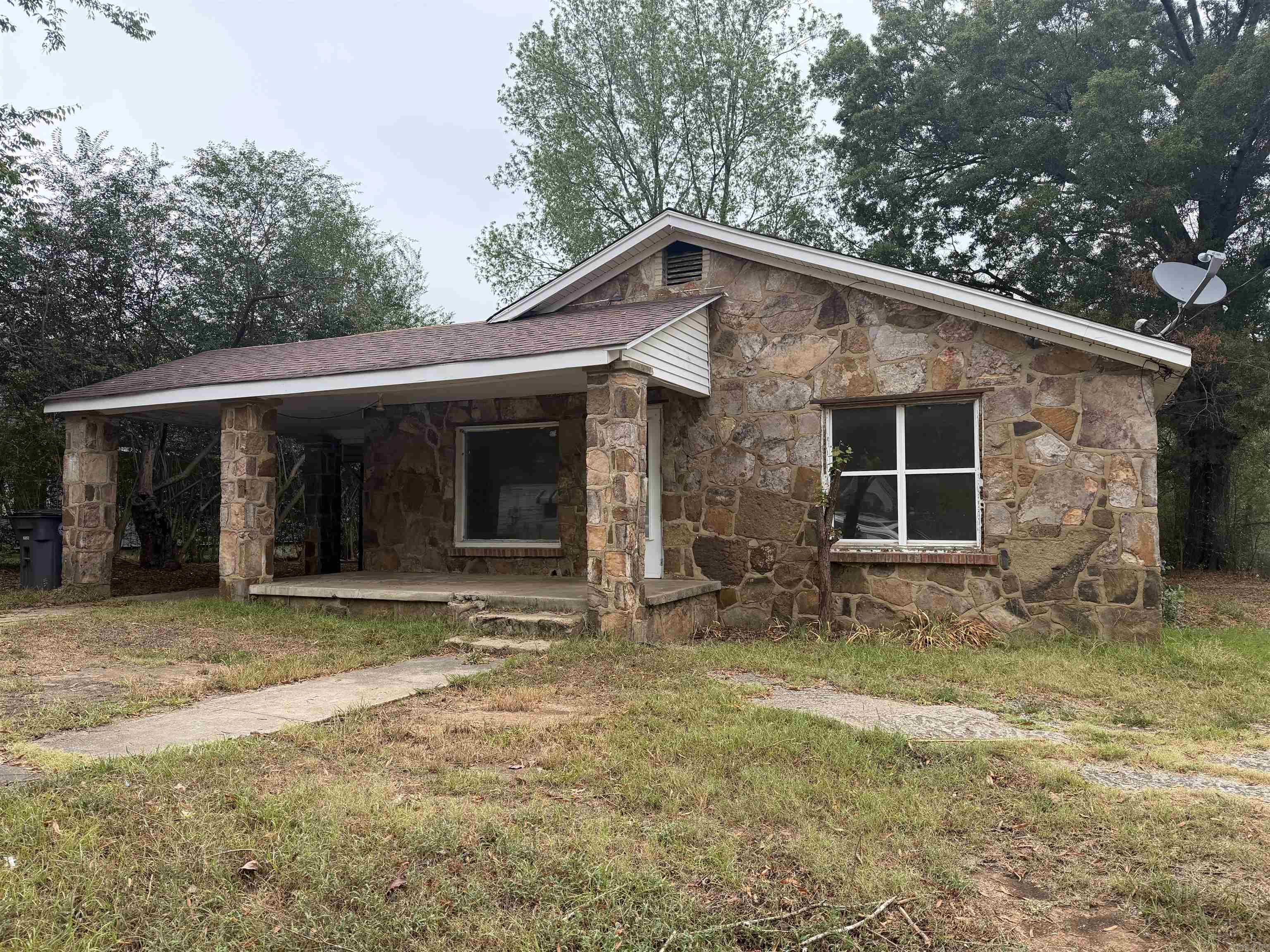 1006 W Mcrae Avenue — exterior