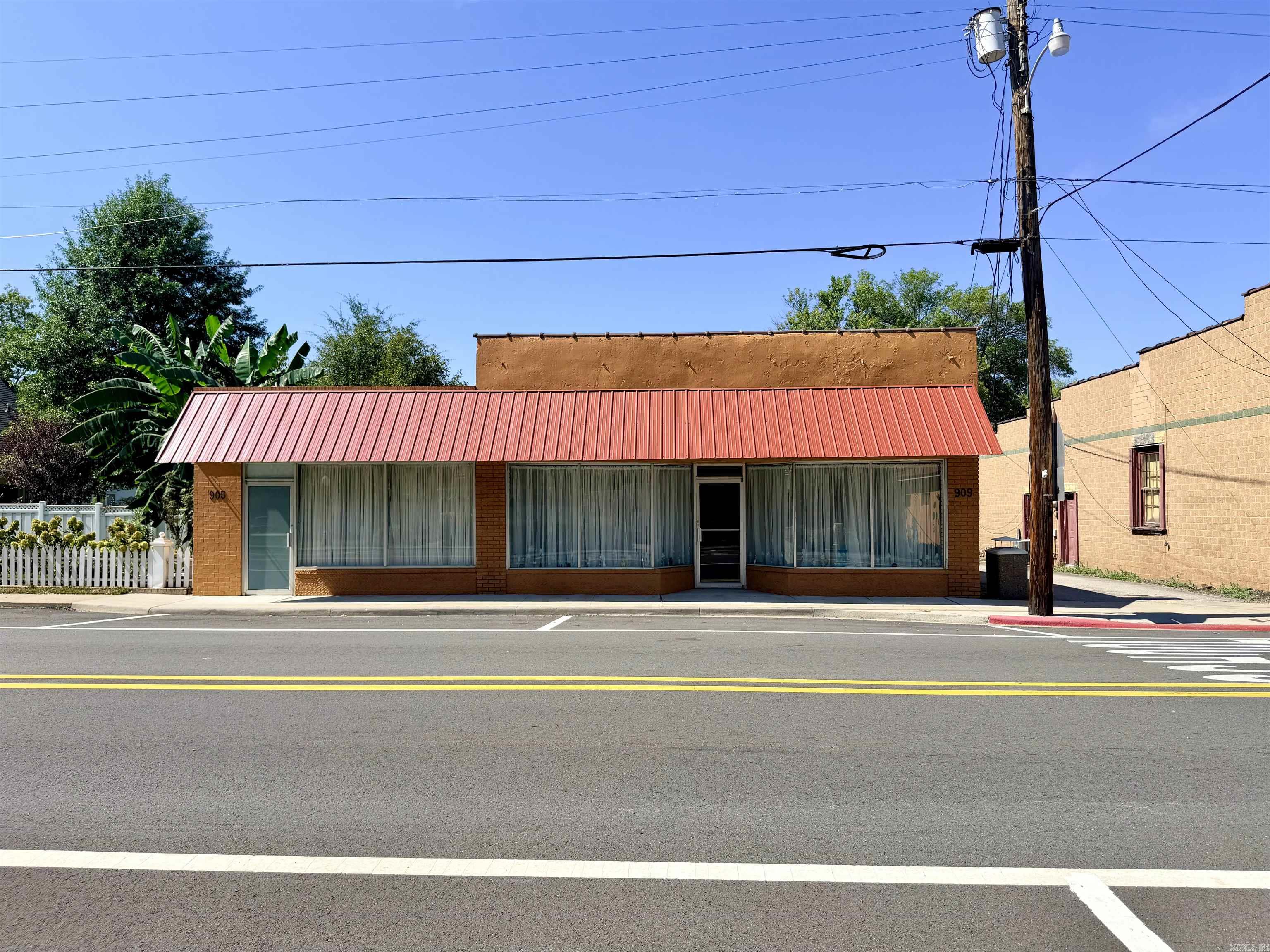 905 Main Street — exterior