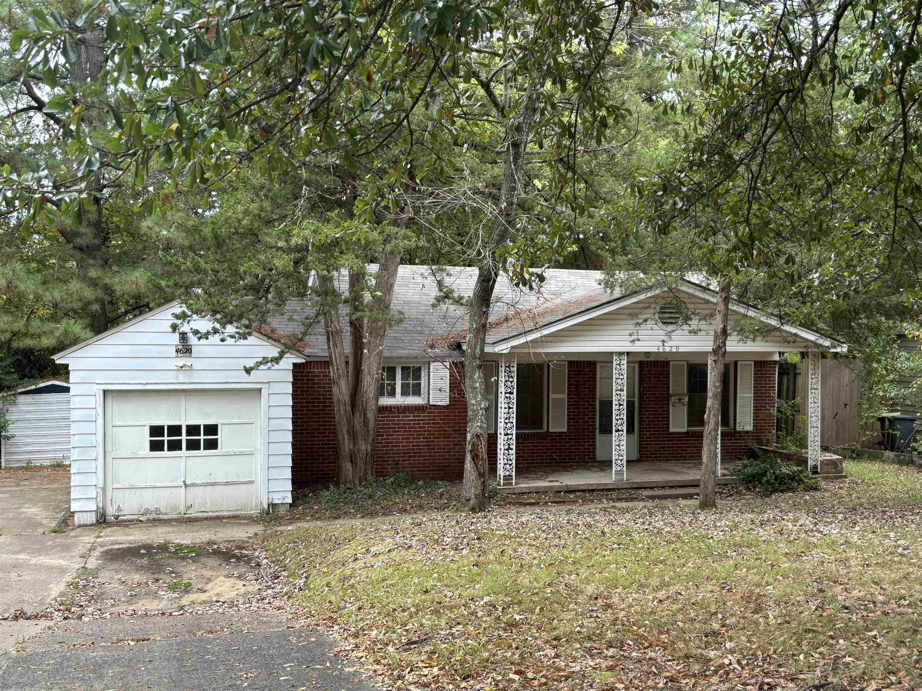 4620 Lakeview Road — exterior