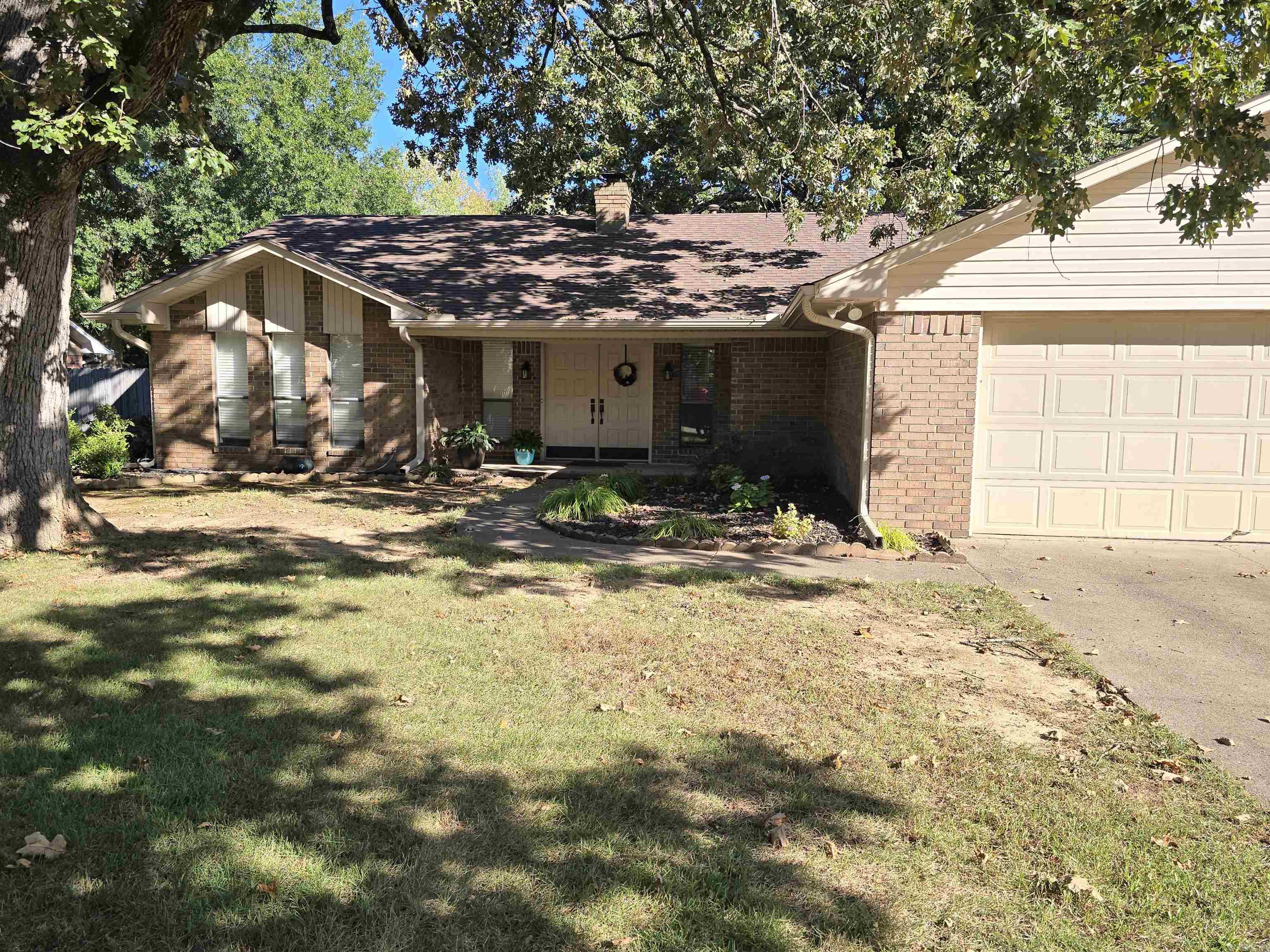 8 Sandstone Dr. — exterior