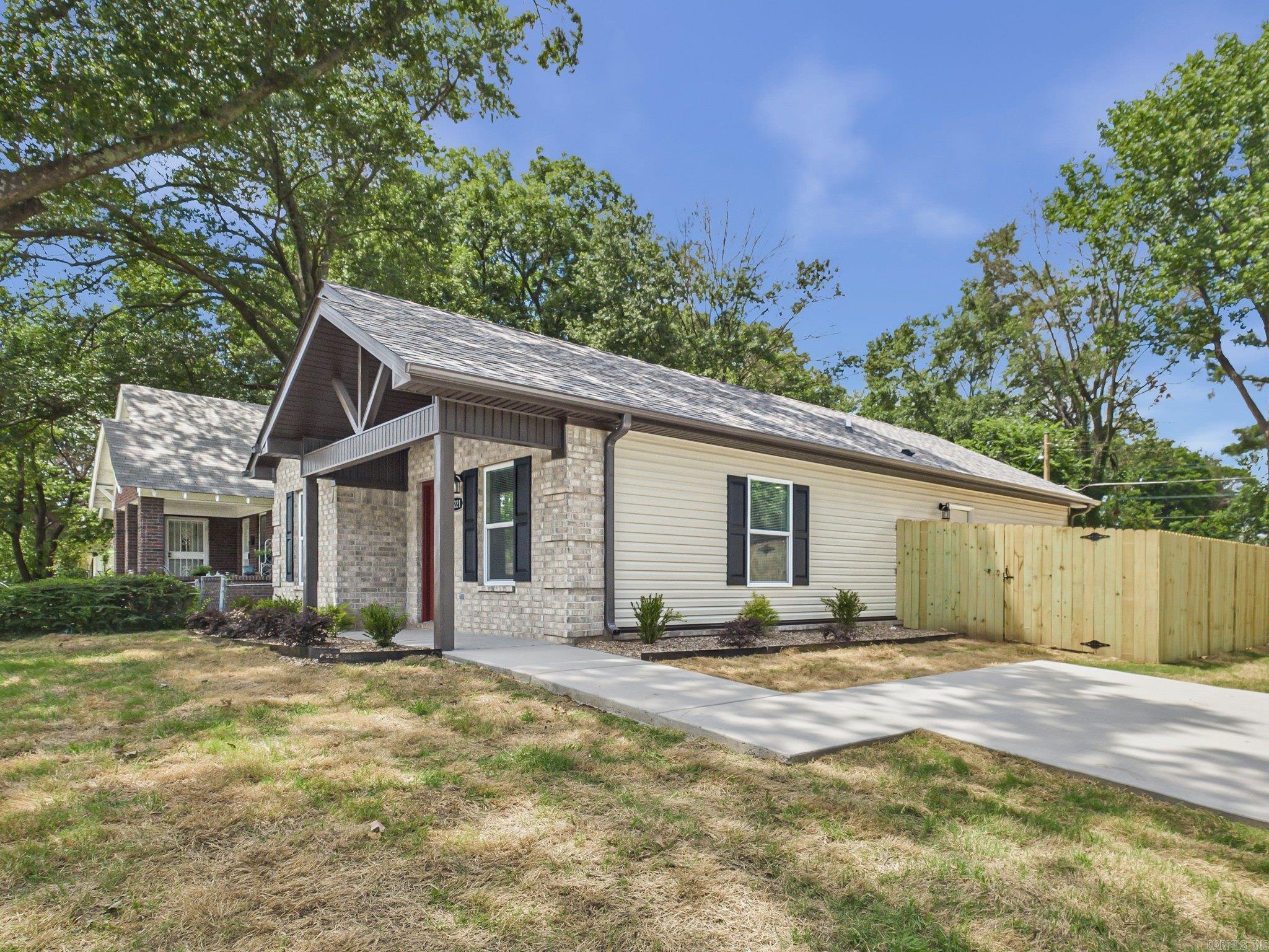 2221 E Washington Avenue — photo 4