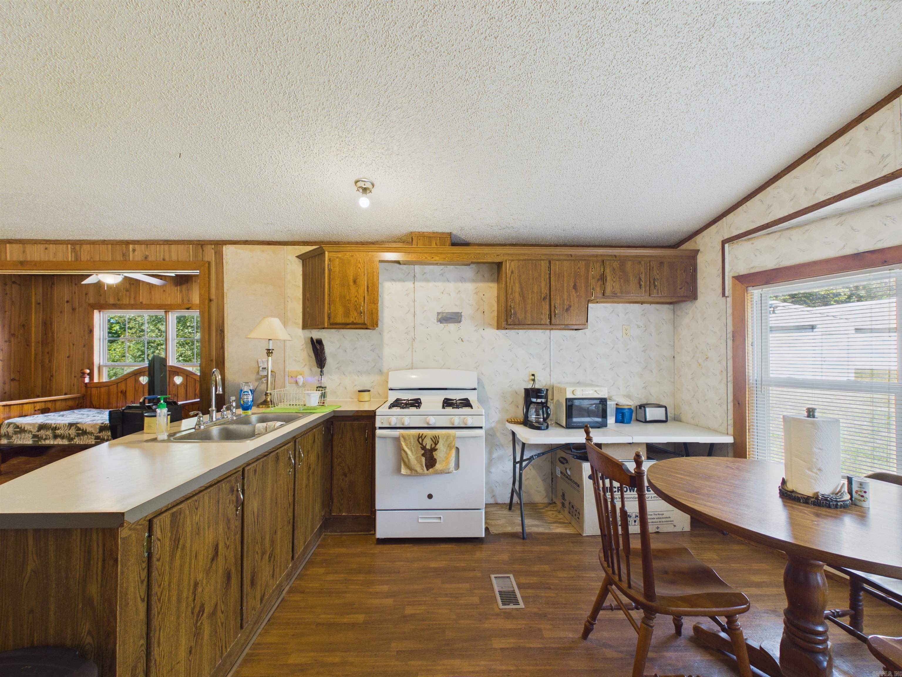 222 W CC Rd Hardy, AR 72542