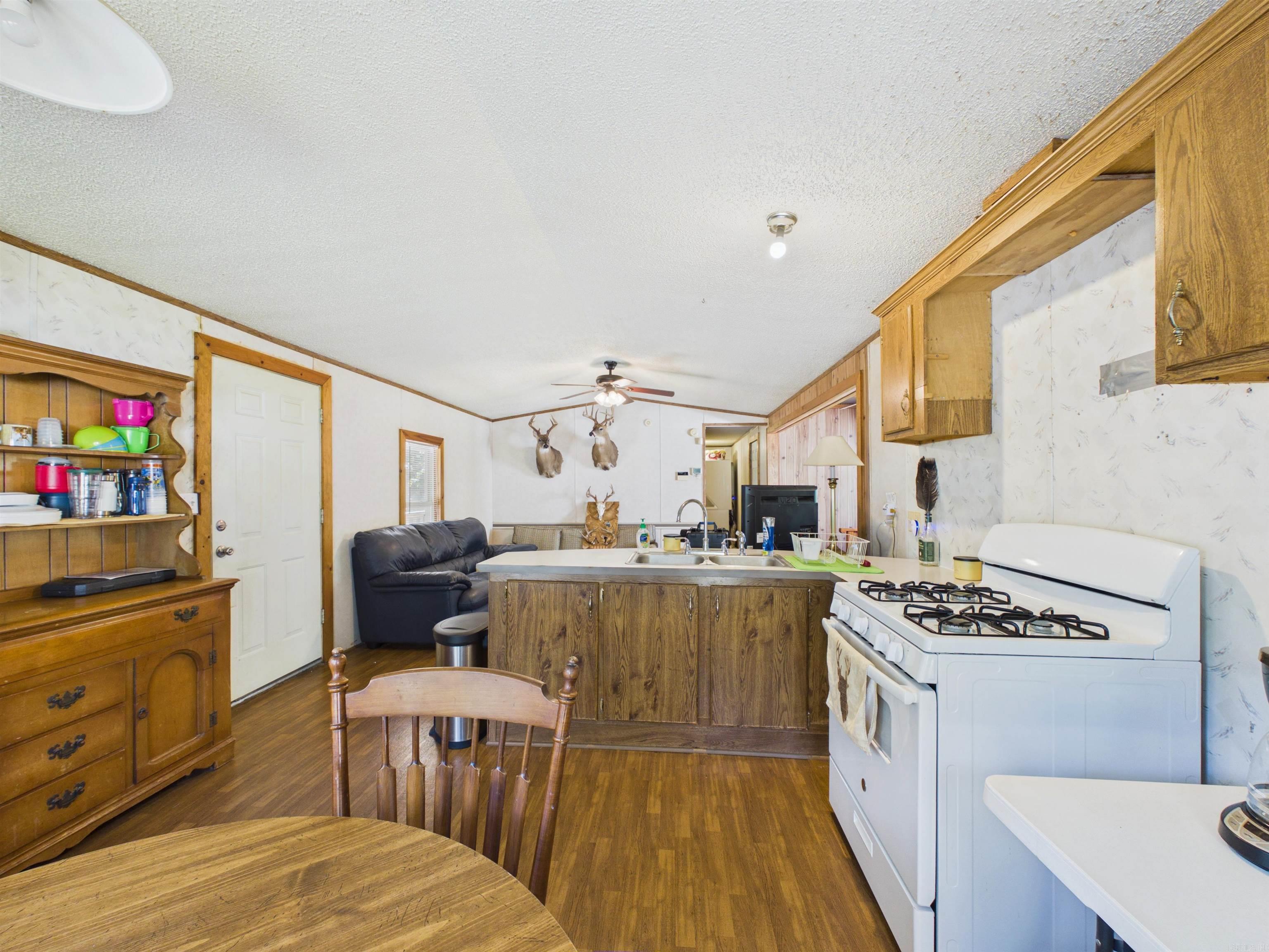 222 W CC Rd Hardy, AR 72542