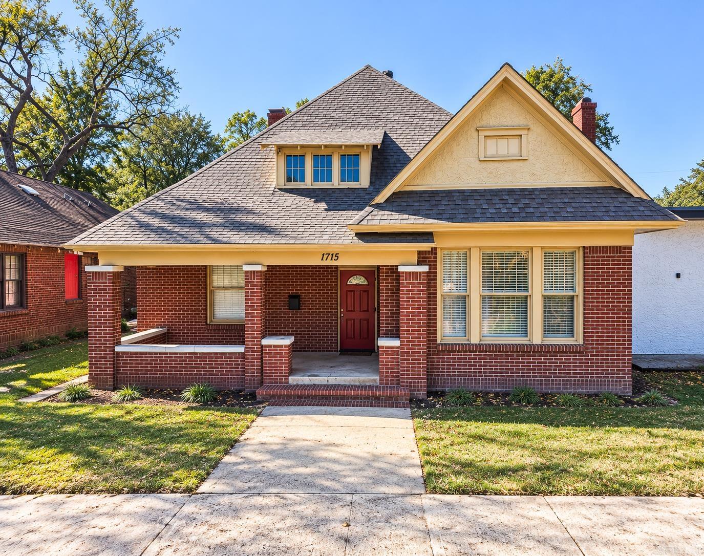 1715 Main St