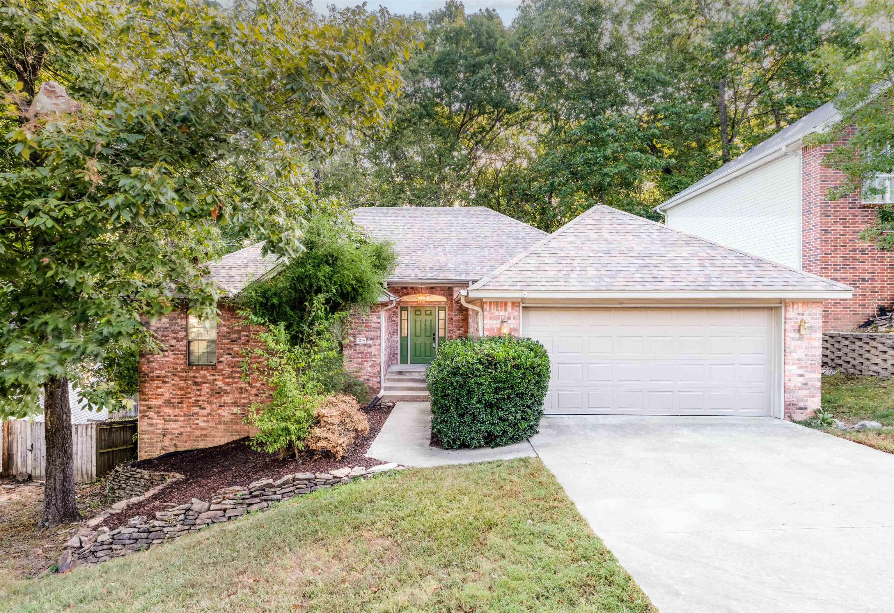 2719 Creekside Dr — exterior