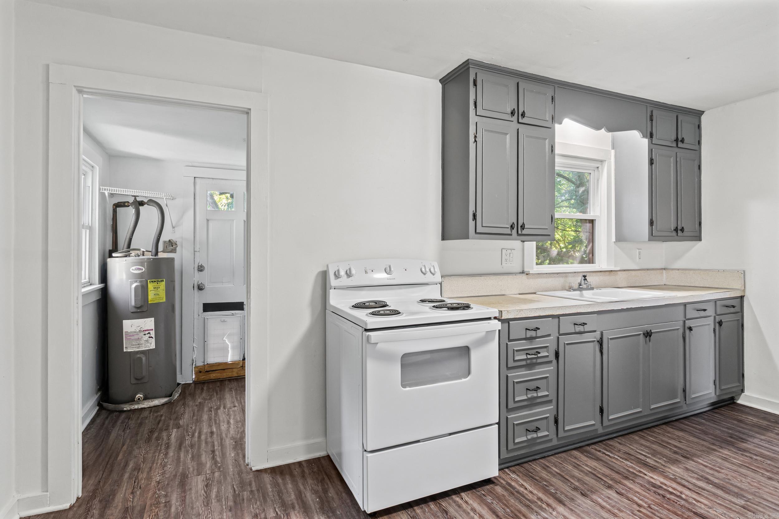 304 N Hickory — photo 2