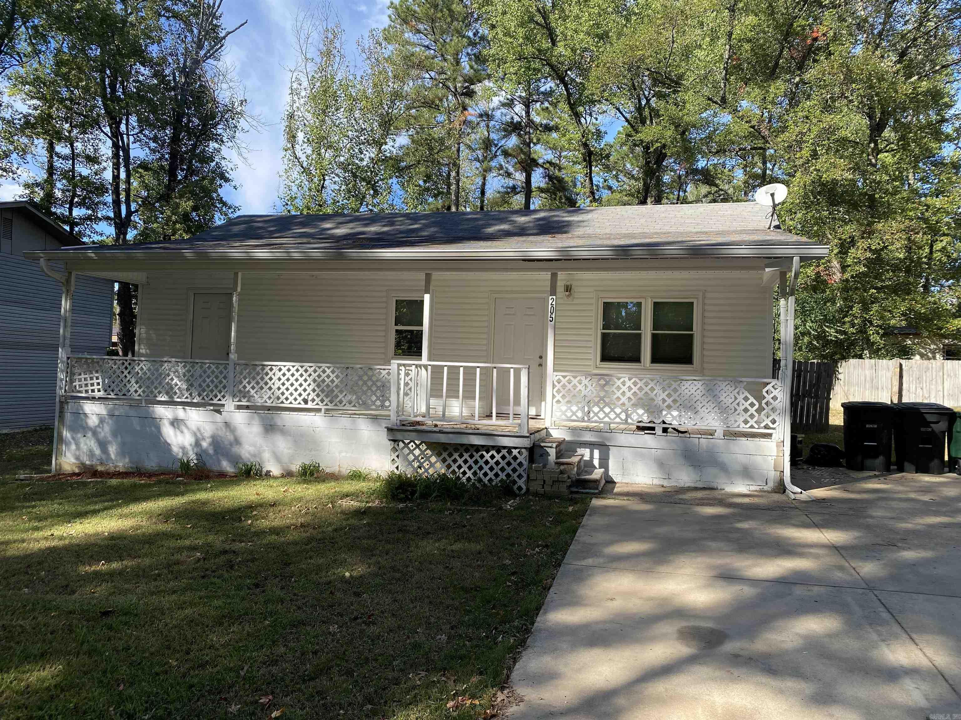 205 Pineview Avenue — exterior