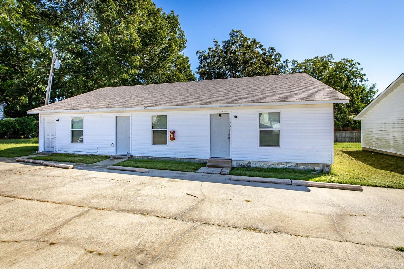 898 W Myrtle Street — exterior