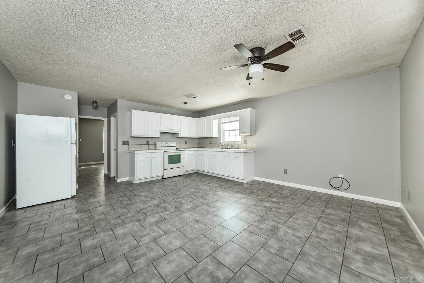 898 W Myrtle Street — photo 3