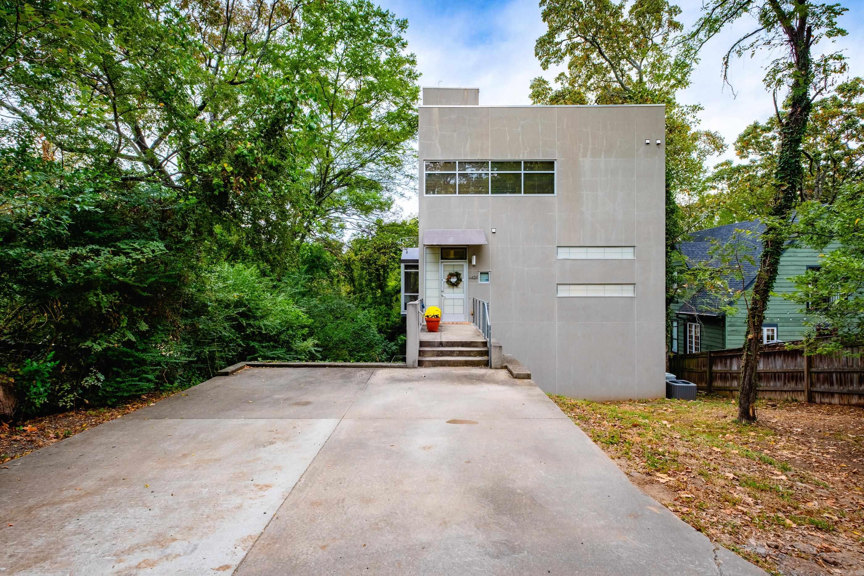 4625 N Lookout Road — exterior