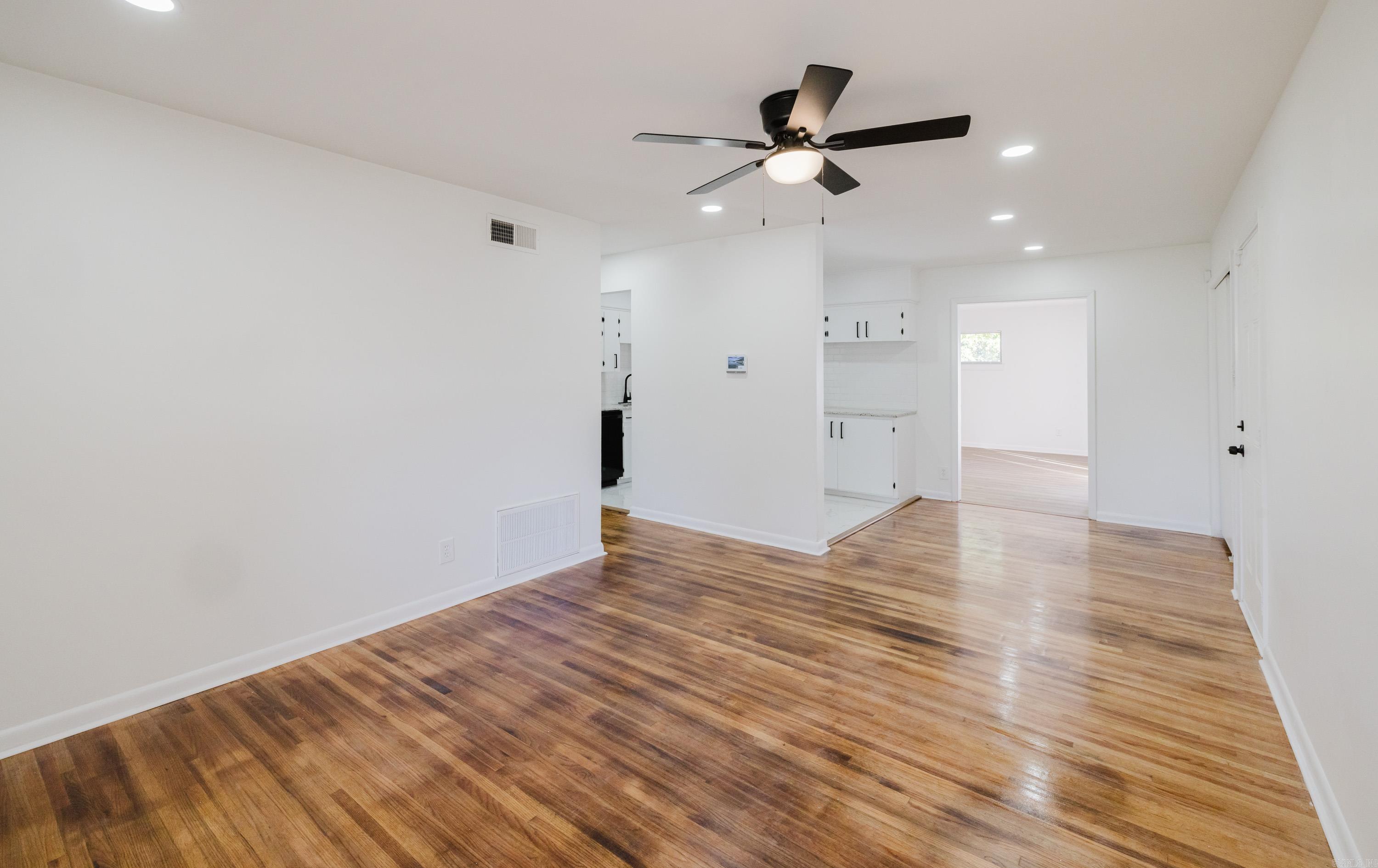 812 Graham Avenue — photo 4