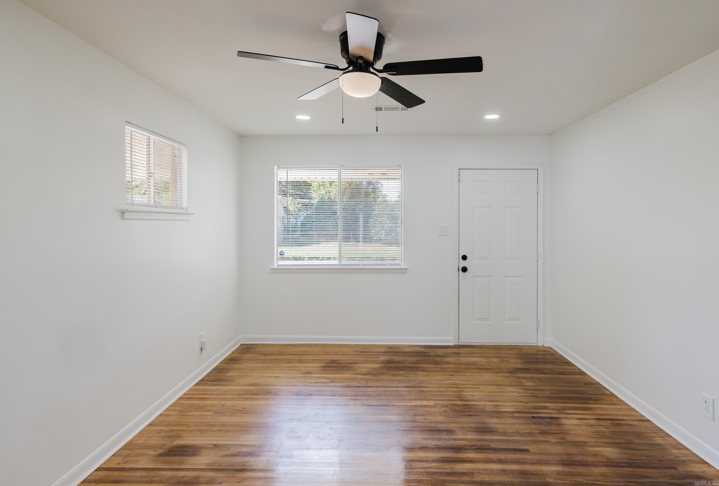 812 Graham Avenue — photo 5