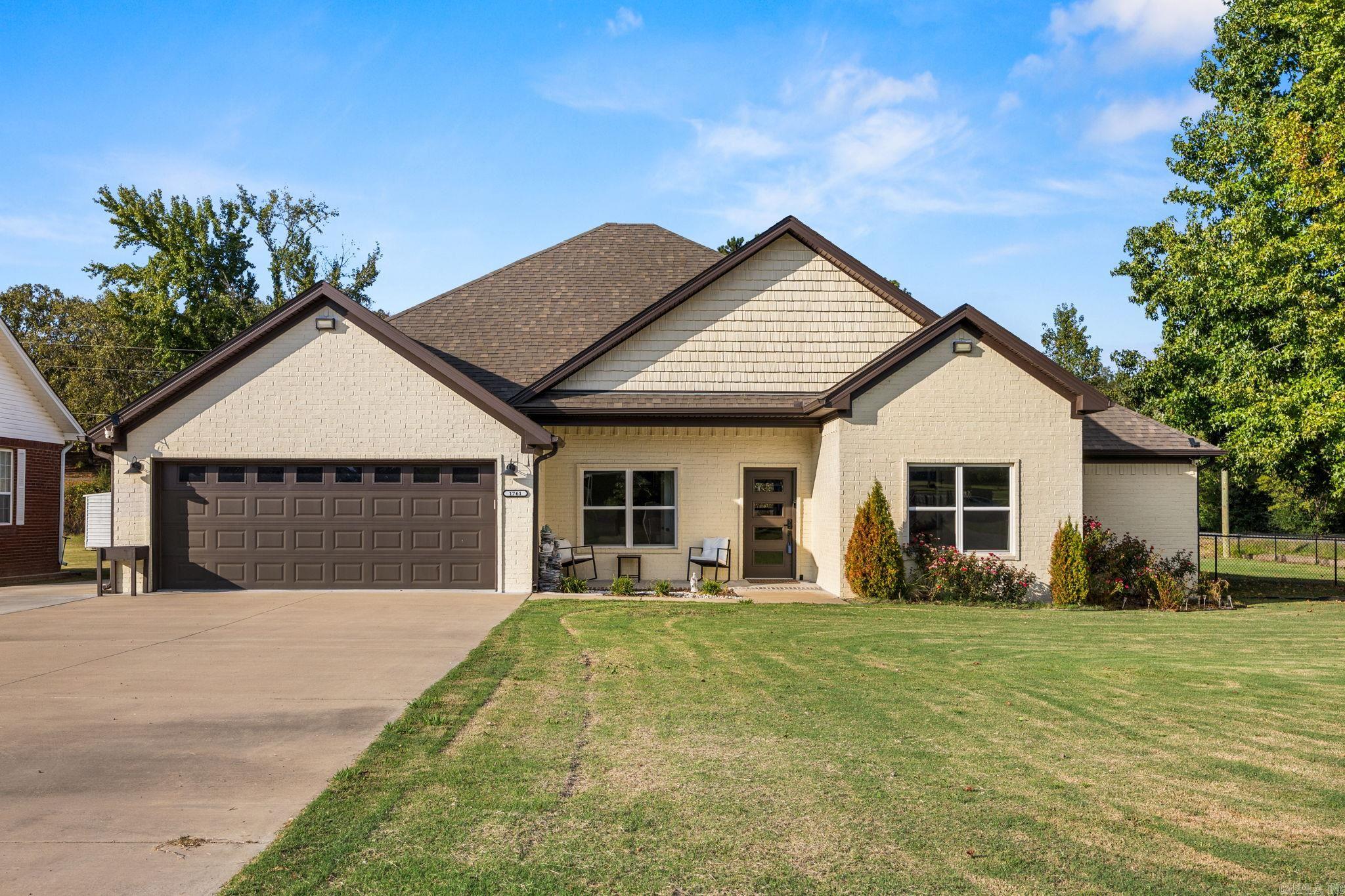 1761 Oak Shadows — exterior