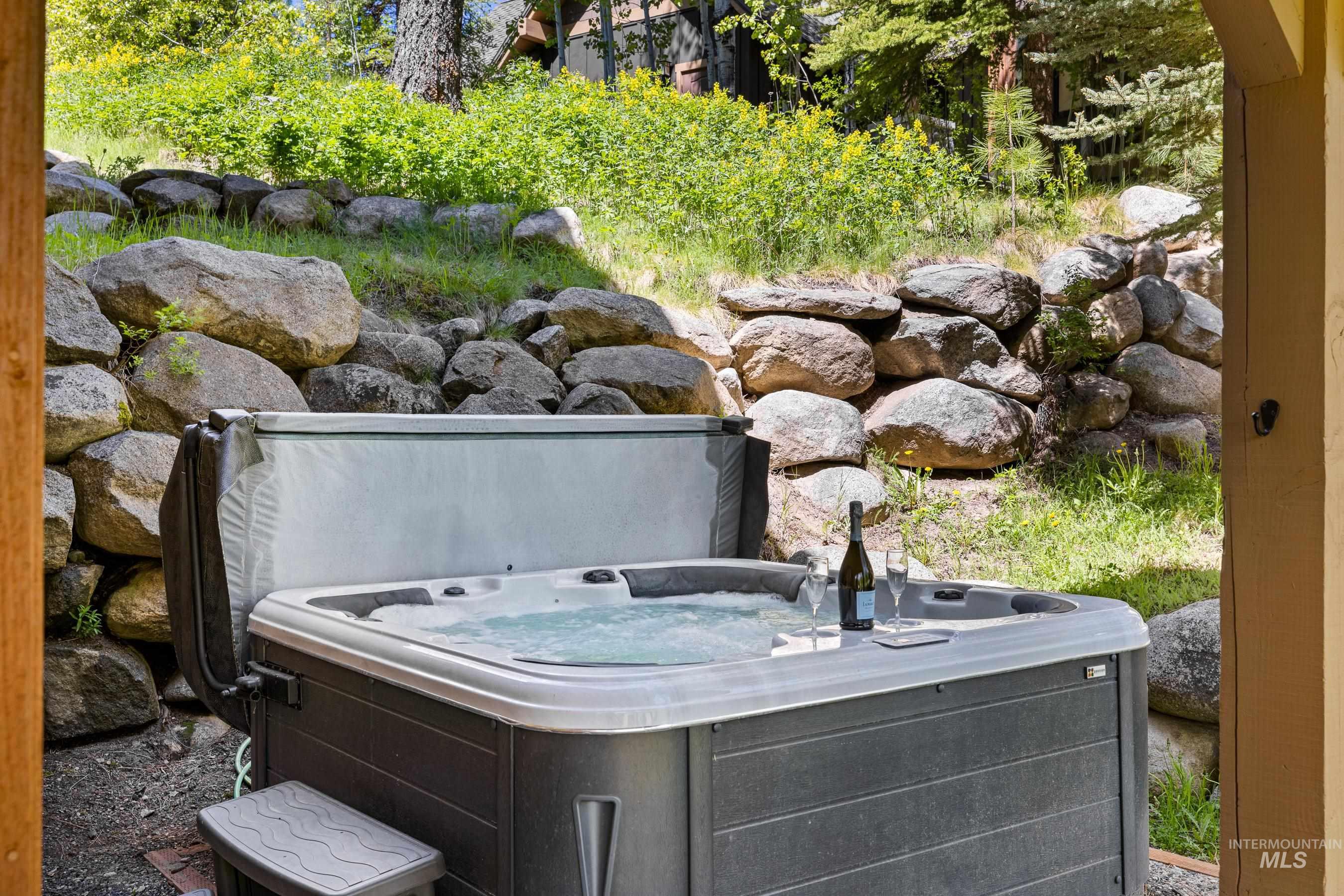 25 Golden Bar Court, Donnelly, Idaho 83615, 2 Bedrooms, 3 Bathrooms, Residential For Sale, Price $849,000,MLS 98912907