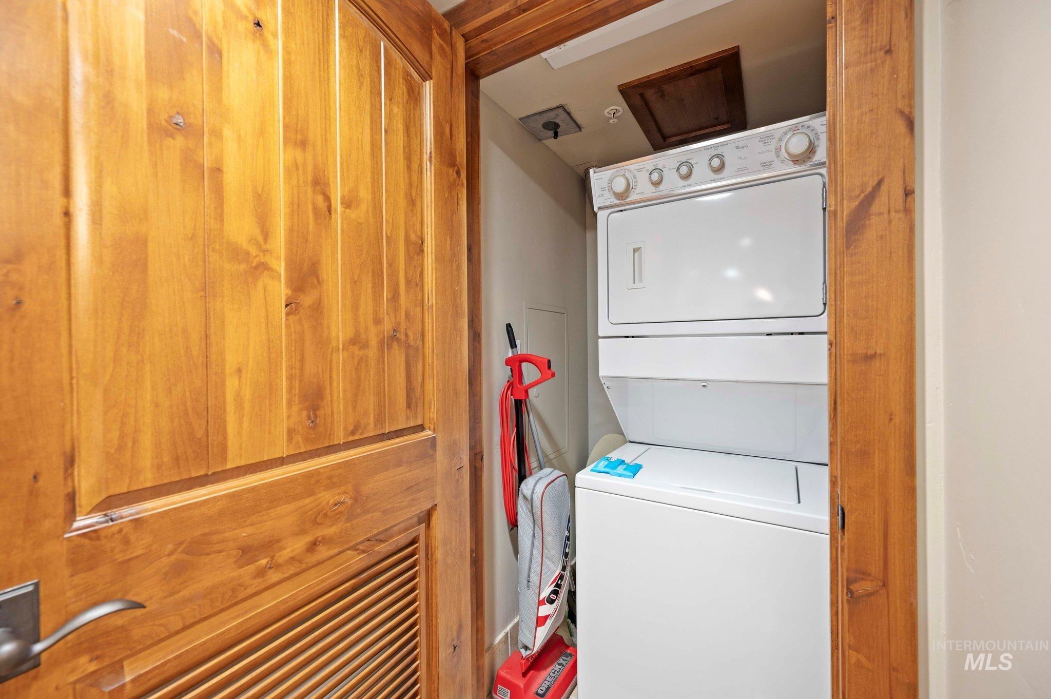 75 Arling Center Court, Donnelly, Idaho 83615, 2 Bedrooms, 2 Bathrooms, Residential For Sale, Price $985,000, 98924315