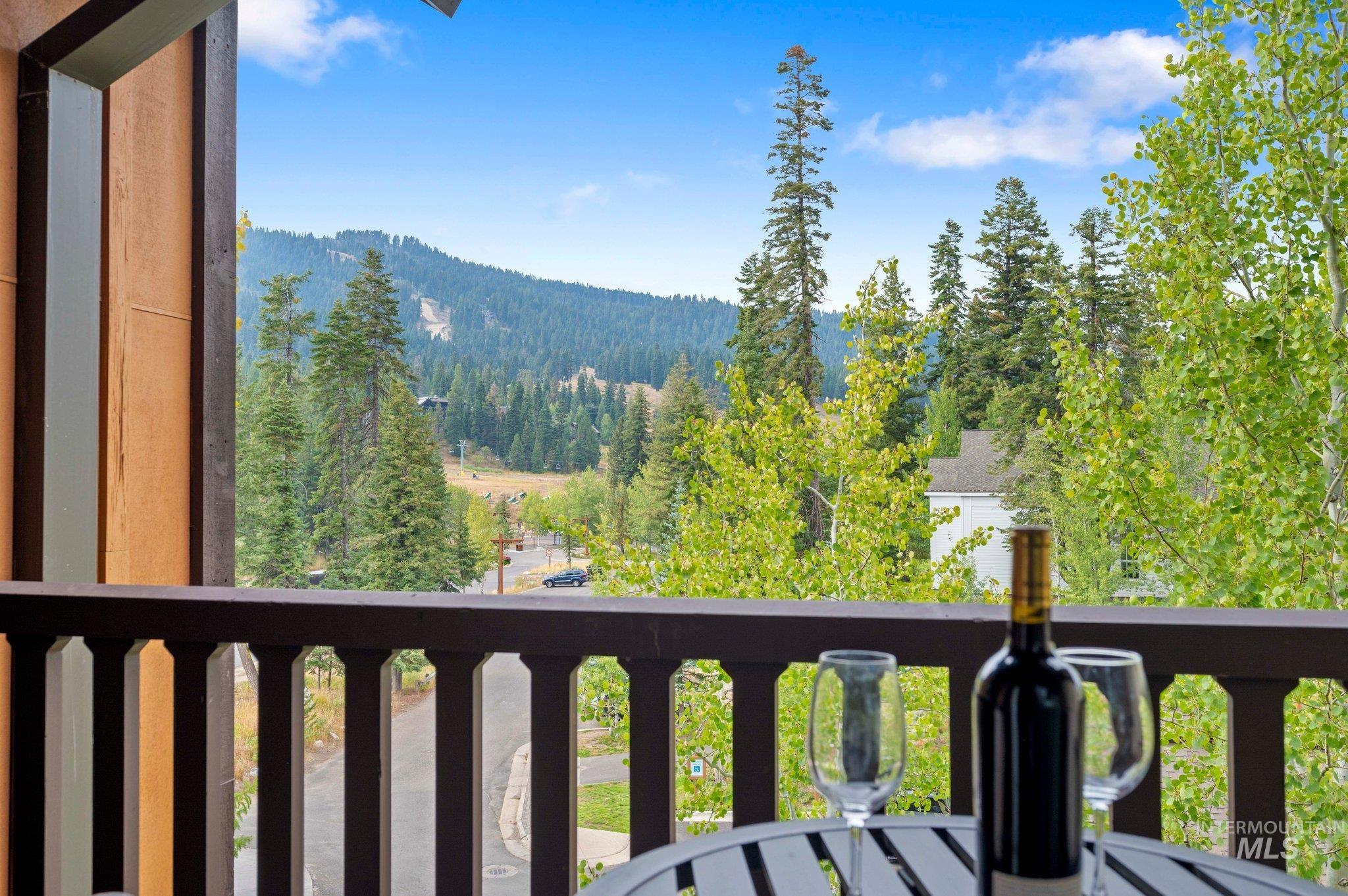 75 Arling Center Court, Donnelly, Idaho 83615, 2 Bedrooms, 2 Bathrooms, Residential For Sale, Price $985,000, 98924315