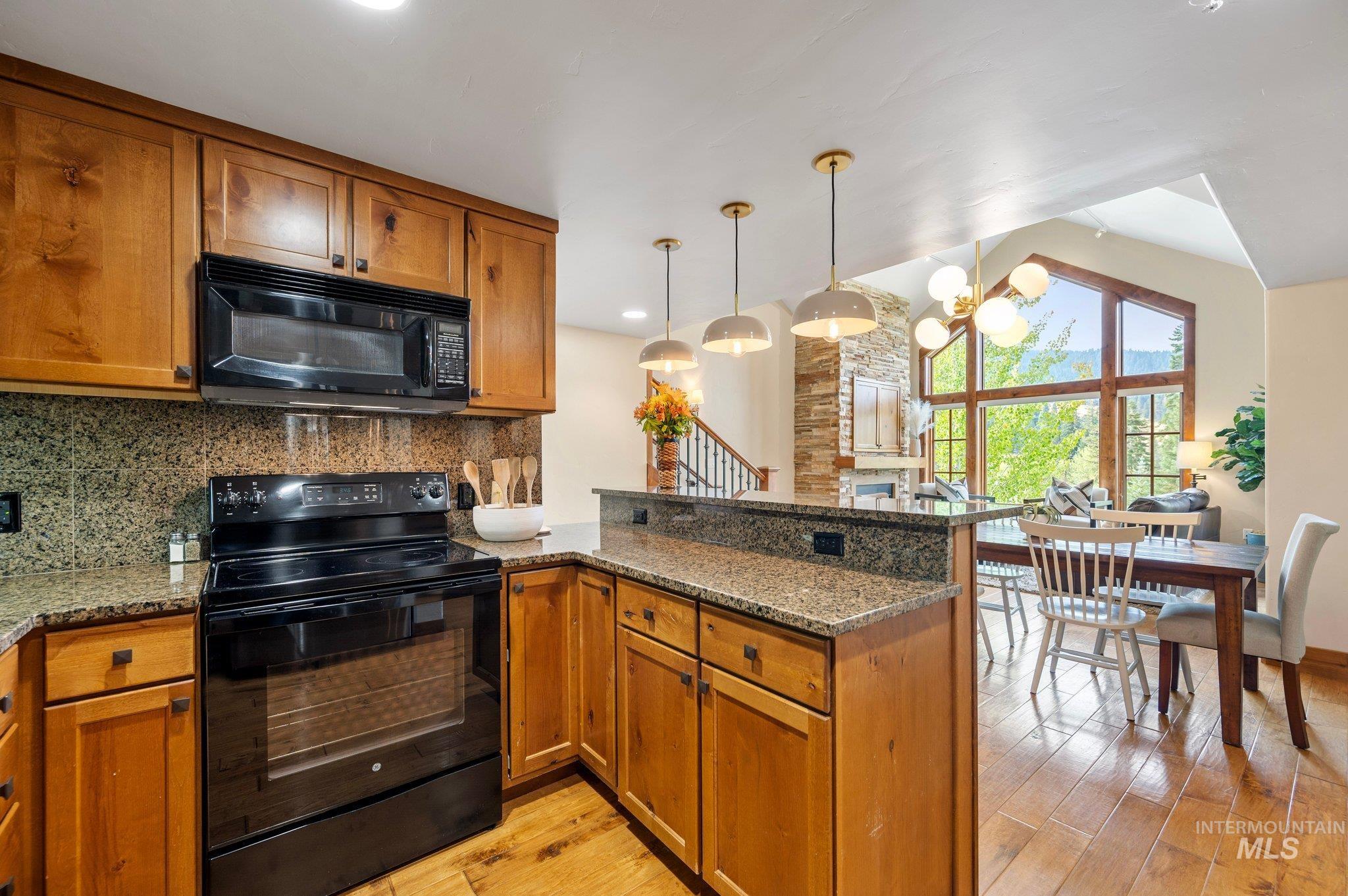 75 Arling Center Court, Donnelly, Idaho 83615, 2 Bedrooms, 2 Bathrooms, Residential For Sale, Price $985,000, 98924315