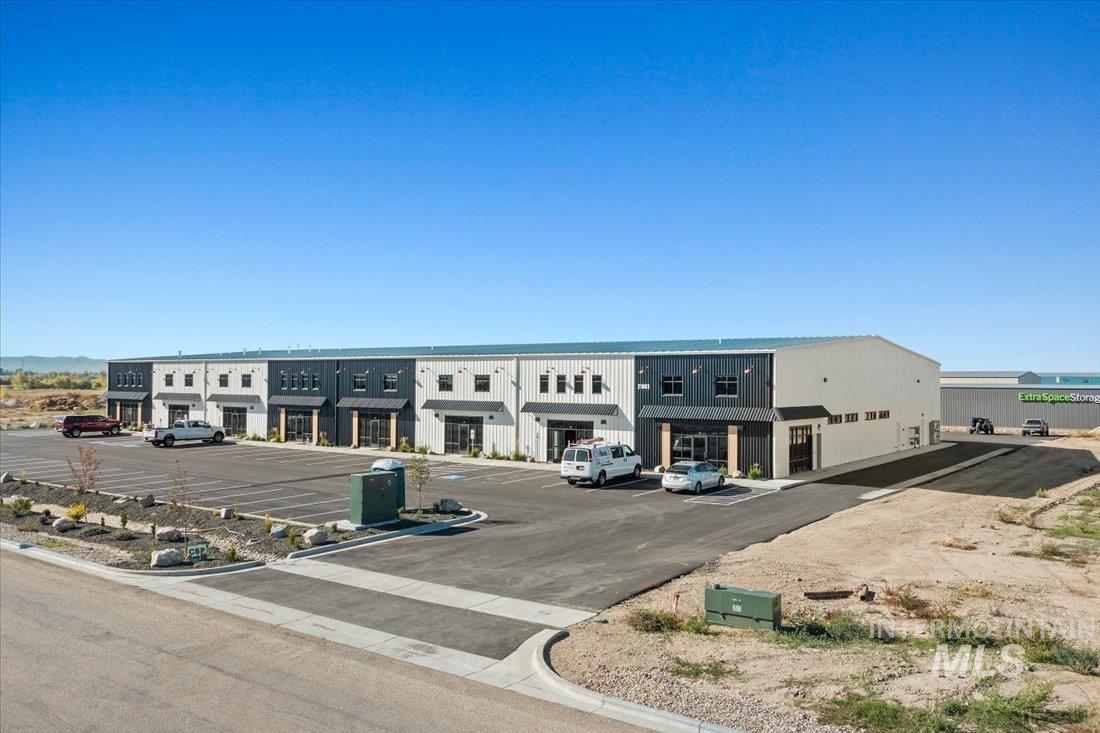 View of commercial location featuring uncovered parking