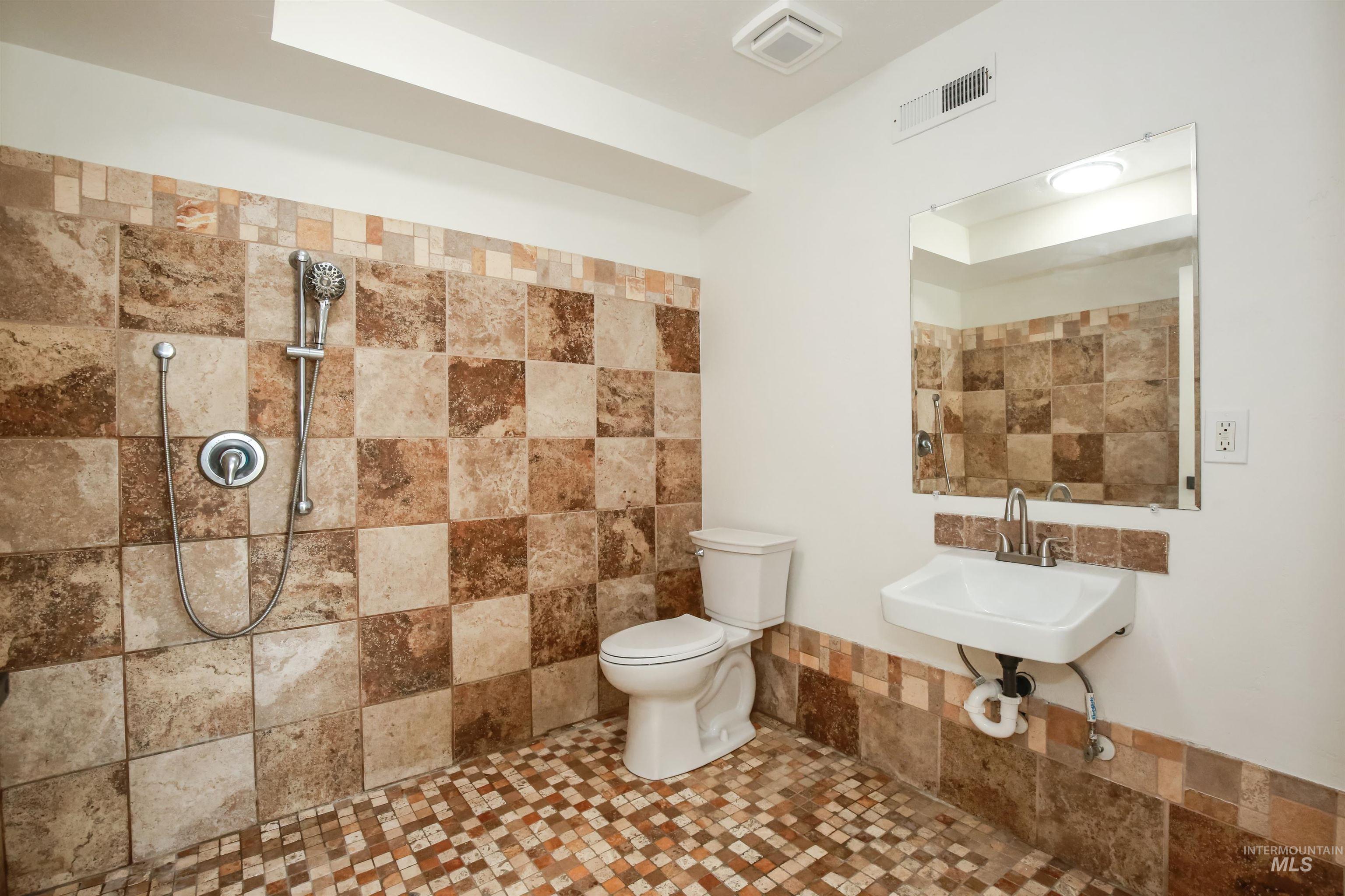 1817 Laurel Drive, Ontario, Oregon 97914, 6 Bedrooms, 5 Bathrooms, Residential For Sale, Price $485,000, 98926673