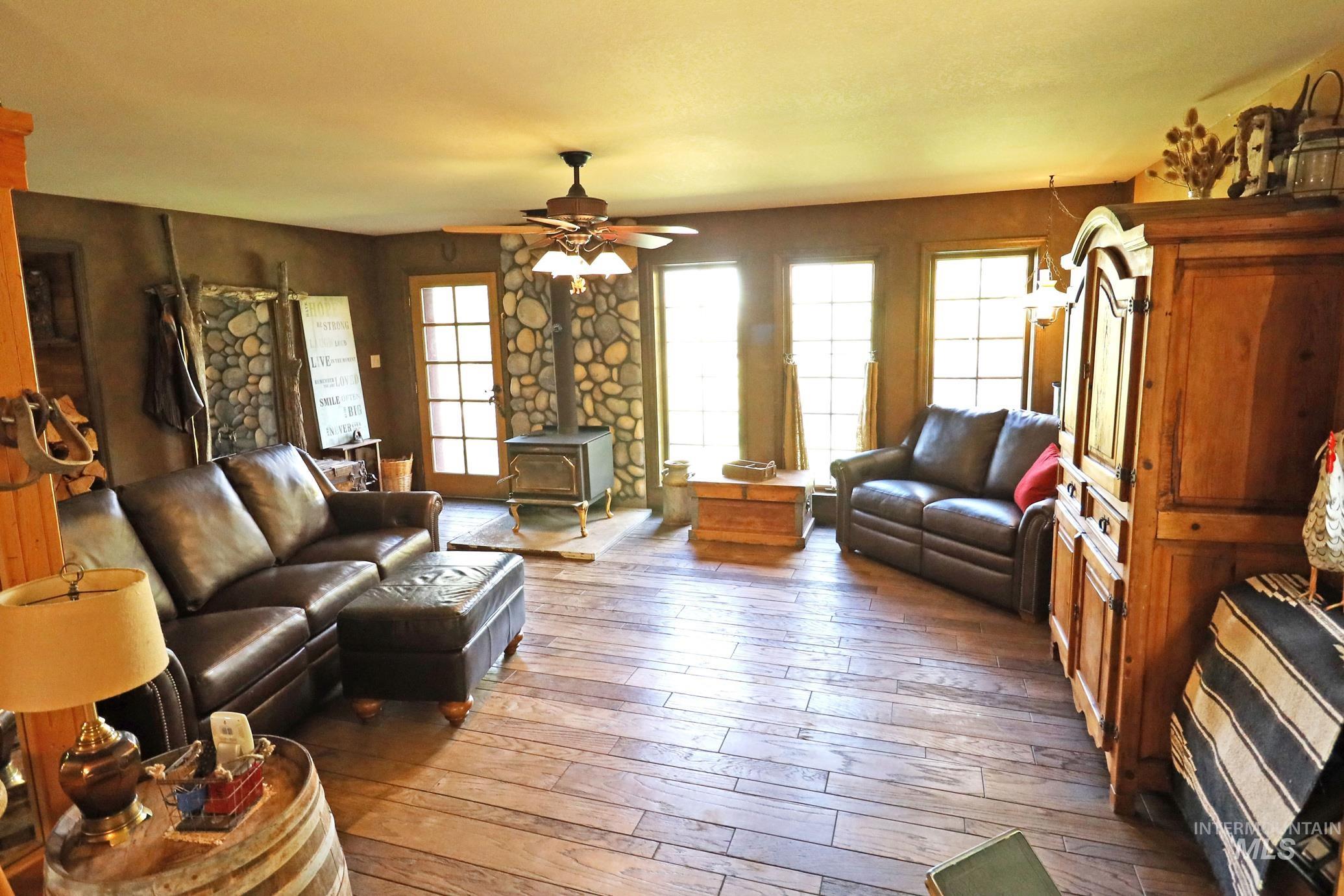 19 Hisaw Road, Horseshoe Bend, Idaho 83629, 3 Bedrooms, 2 Bathrooms, Residential For Sale, Price $965,000,MLS 98928757