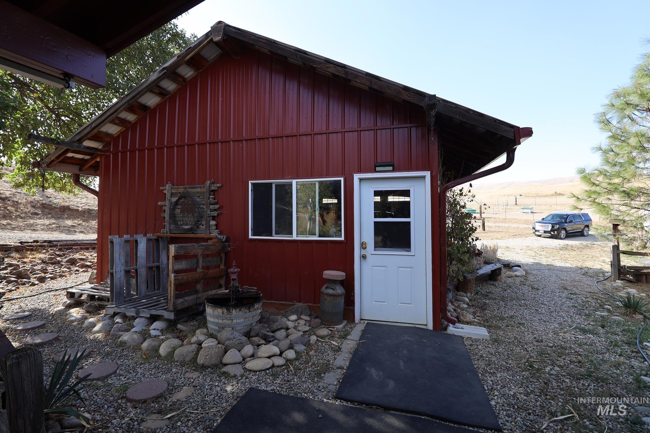 19 Hisaw Road, Horseshoe Bend, Idaho 83629, 3 Bedrooms, 2 Bathrooms, Residential For Sale, Price $965,000,MLS 98928757