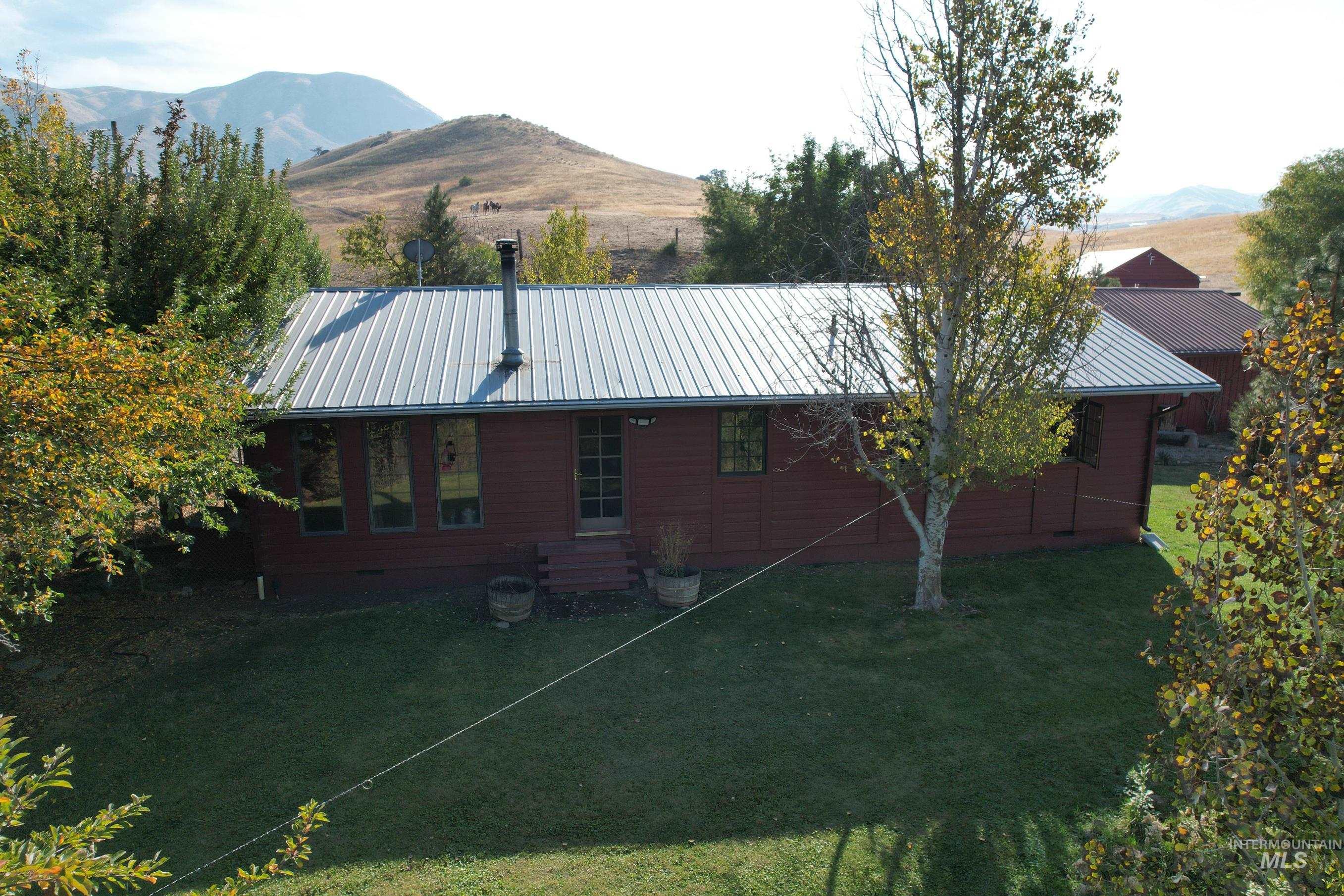 19 Hisaw Road, Horseshoe Bend, Idaho 83629, 3 Bedrooms, 2 Bathrooms, Residential For Sale, Price $965,000,MLS 98928757