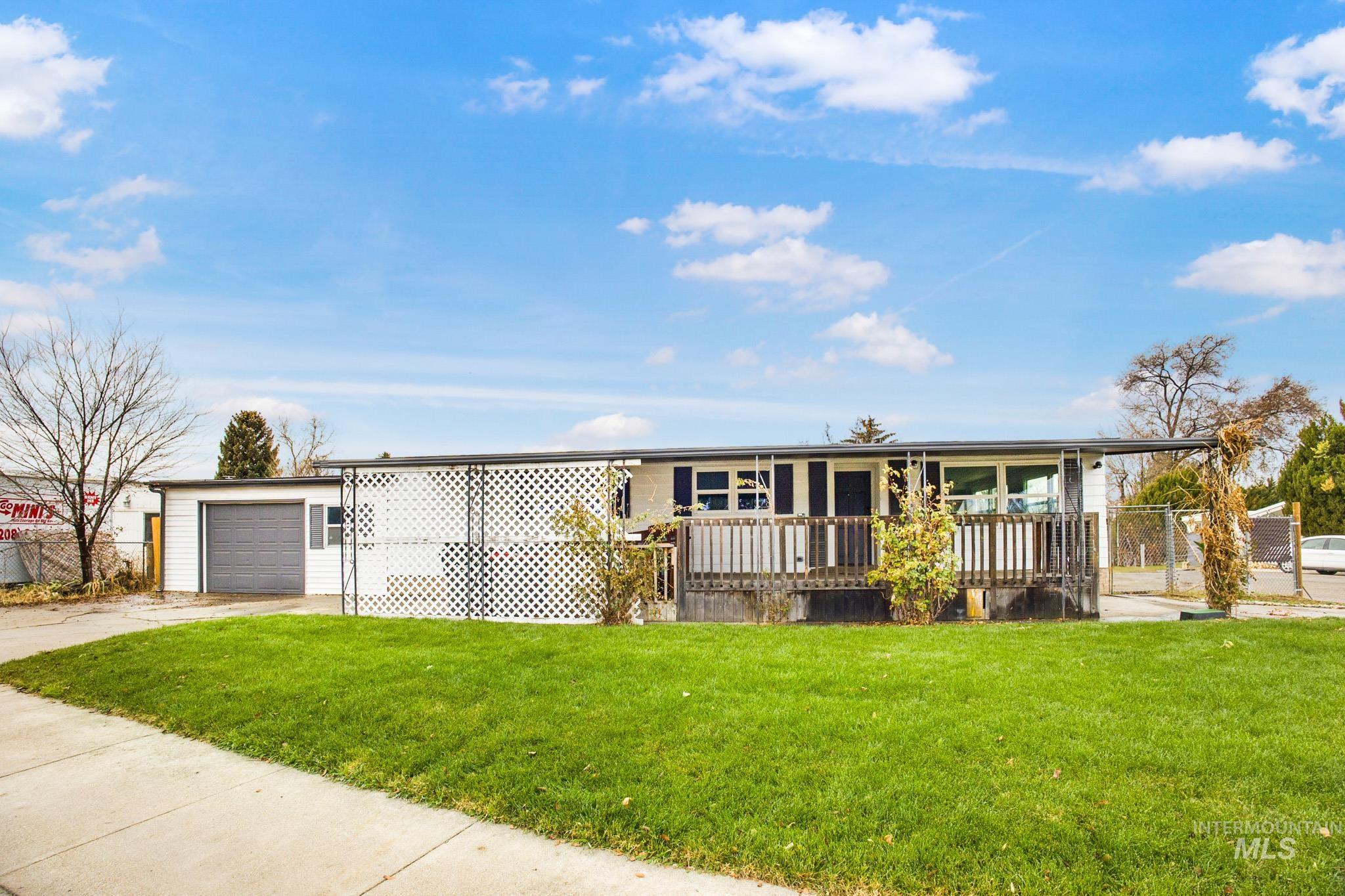 69 S Rose Circle, Meridian, Idaho 83642, 3 Bedrooms, 2 Bathrooms, Residential For Sale, Price $289,900,MLS 98932037