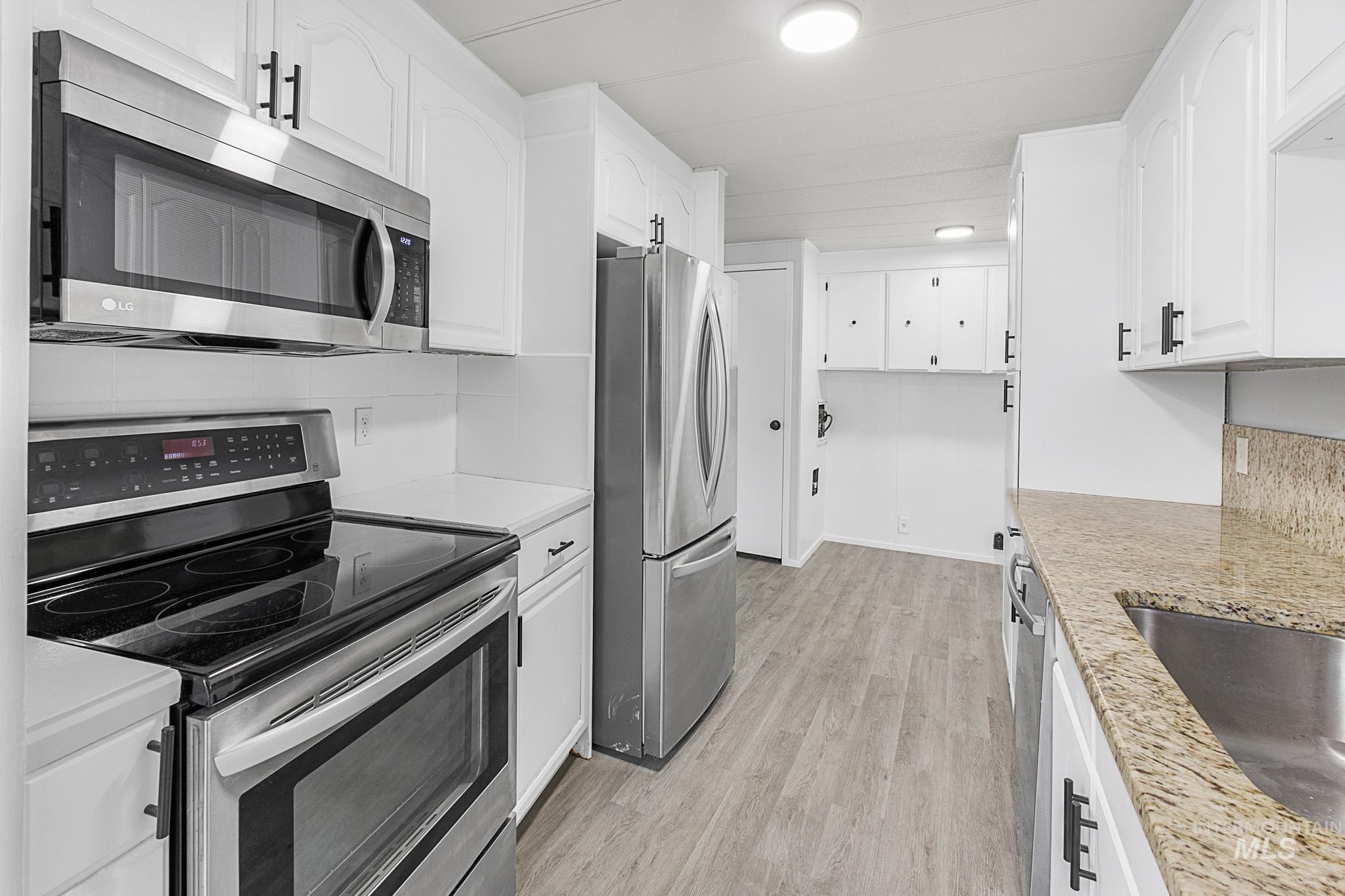 69 S Rose Circle, Meridian, Idaho 83642, 3 Bedrooms, 2 Bathrooms, Residential For Sale, Price $289,900,MLS 98932037