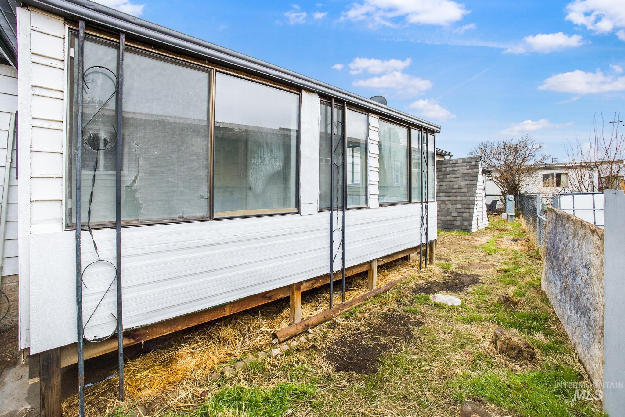 69 S Rose Circle, Meridian, Idaho 83642, 3 Bedrooms, 2 Bathrooms, Residential For Sale, Price $289,900,MLS 98932037