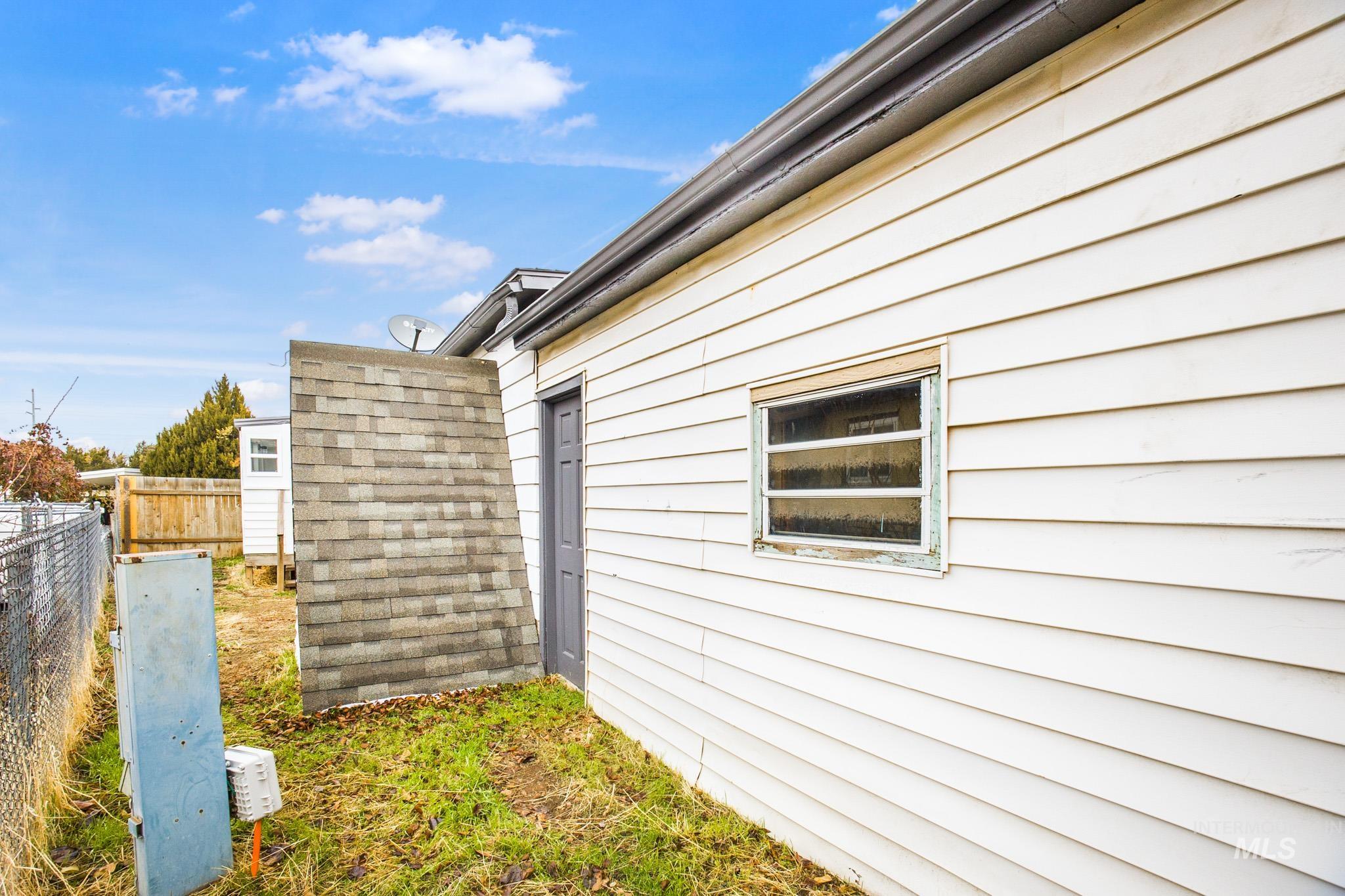 69 S Rose Circle, Meridian, Idaho 83642, 3 Bedrooms, 2 Bathrooms, Residential For Sale, Price $289,900,MLS 98932037