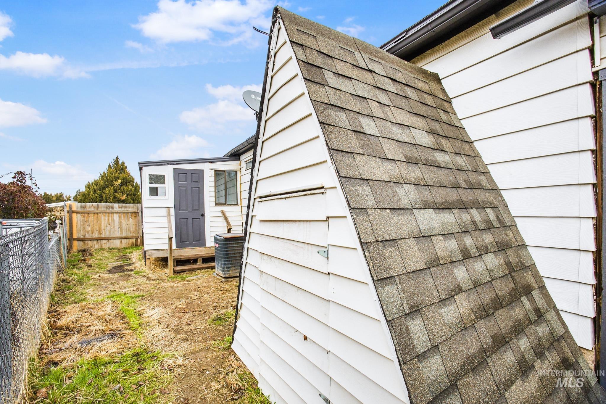 69 S Rose Circle, Meridian, Idaho 83642, 3 Bedrooms, 2 Bathrooms, Residential For Sale, Price $289,900,MLS 98932037