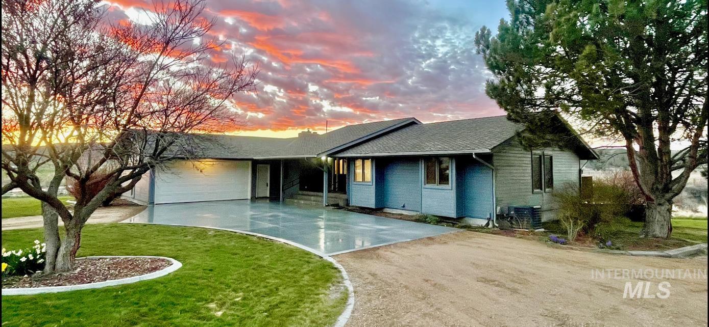 1185 E Cleveland, Glenns Ferry, Idaho 83623, 5 Bedrooms, 3.5 Bathrooms, Residential For Sale, Price $1,149,999,MLS 98932642