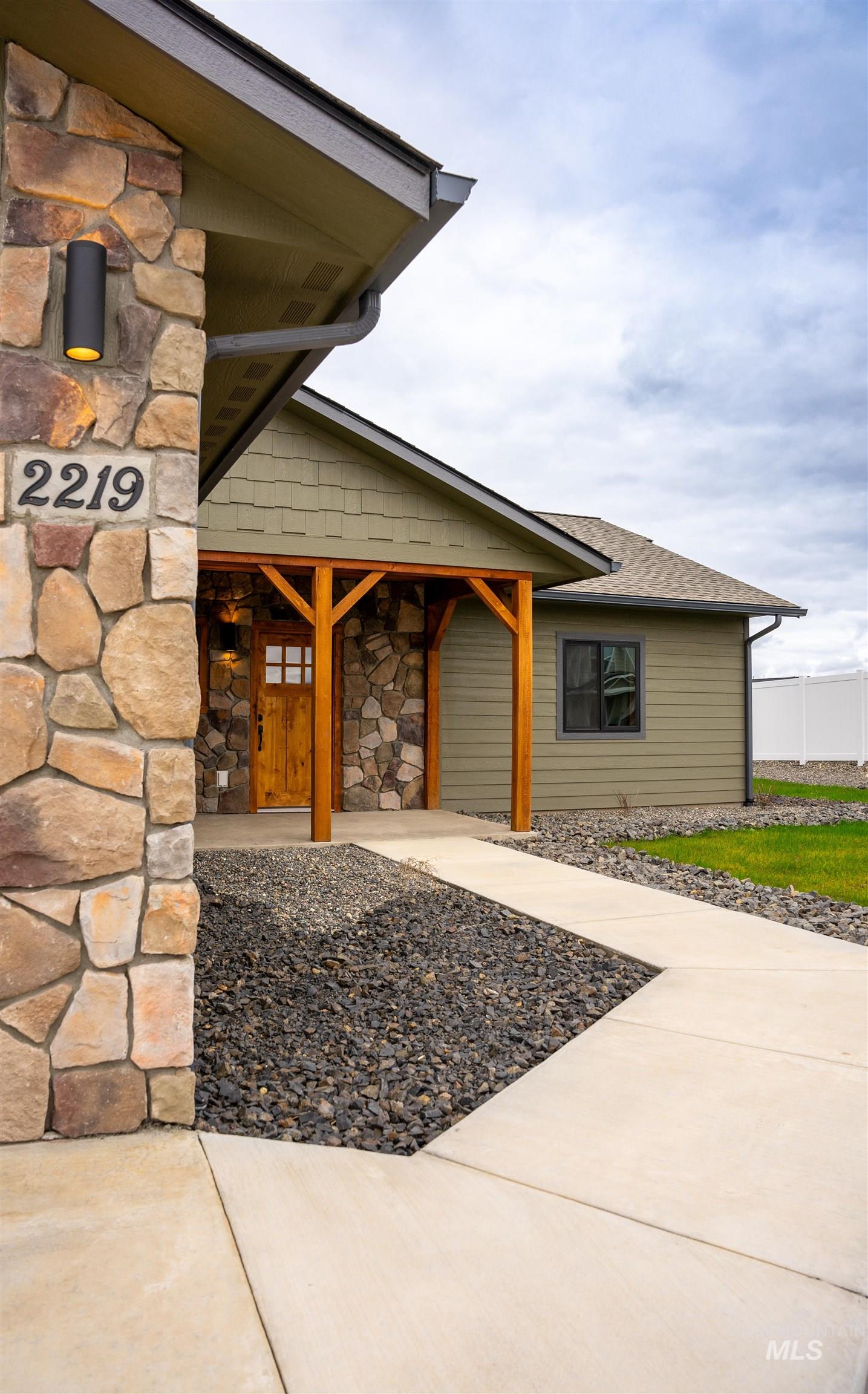 2219 Powers Drive, Lewiston, Idaho 83501, 3 Bedrooms, 2.5 Bathrooms, Residential For Sale, Price $523,000,MLS 98933264