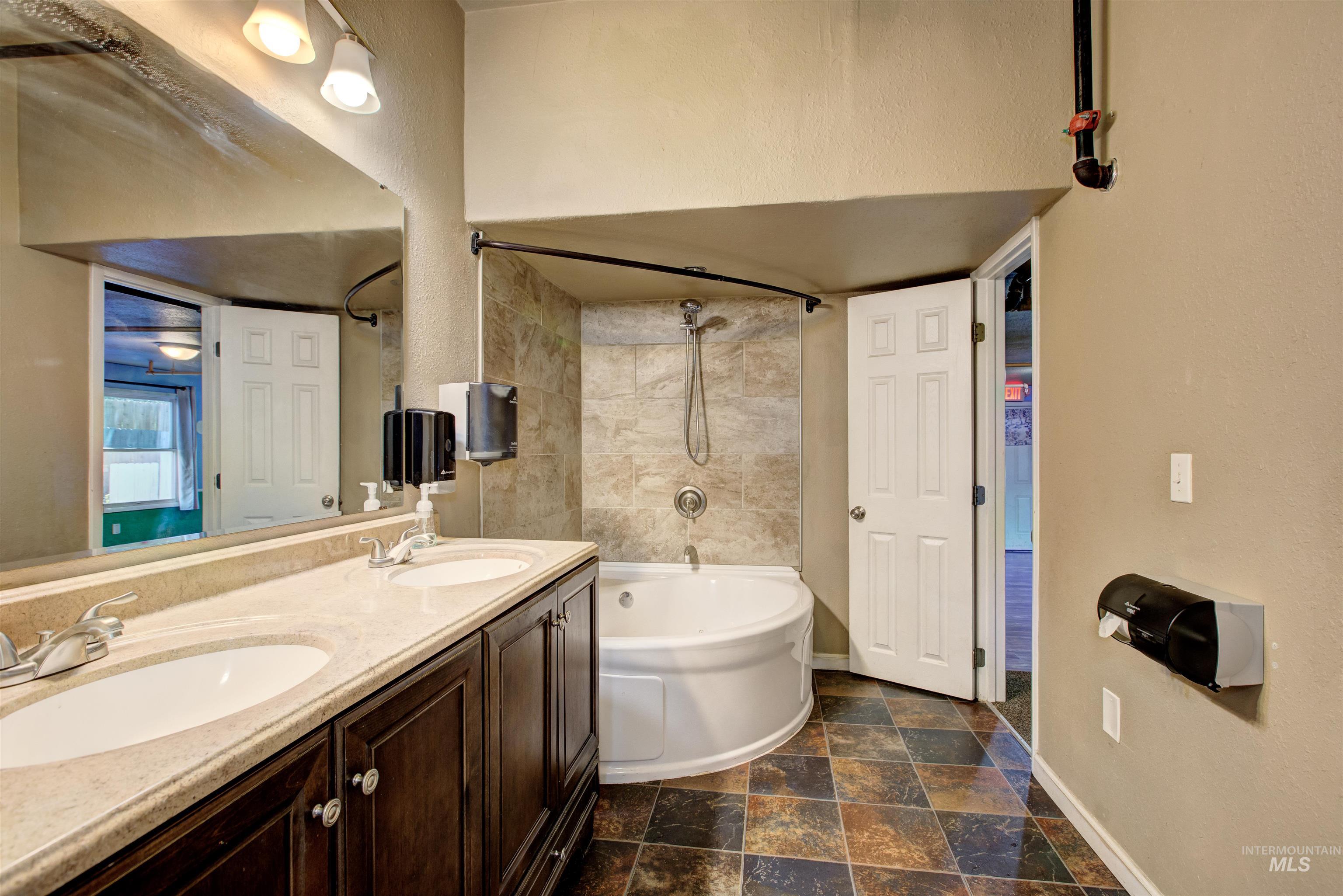 710 E Linden St., Caldwell, Idaho 83605, 4 Bedrooms, Business/Commercial For Sale, Price $574,900, 98935649