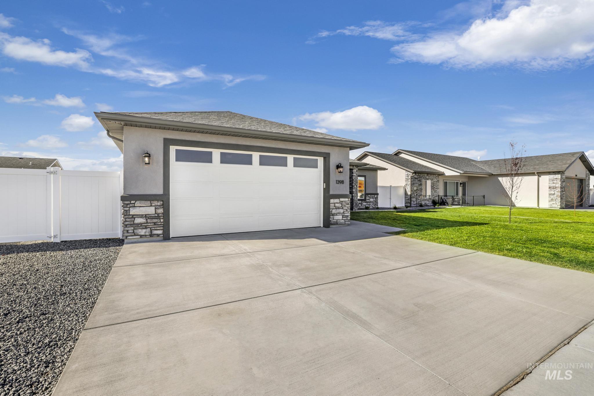 1376 Haizlee Way, Twin Falls, Idaho 83301, 3 Bedrooms, 2 Bathrooms, Residential For Sale, Price $429,900,MLS 98936022