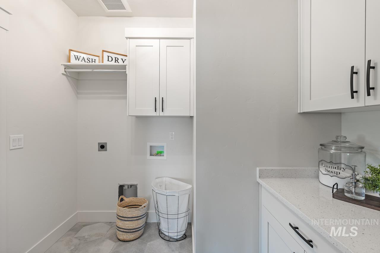 2550 W Iron Coop Street, Eagle, Idaho 83616, 3 Bedrooms, 2.5 Bathrooms, Residential For Sale, Price $650,000,MLS 98936302