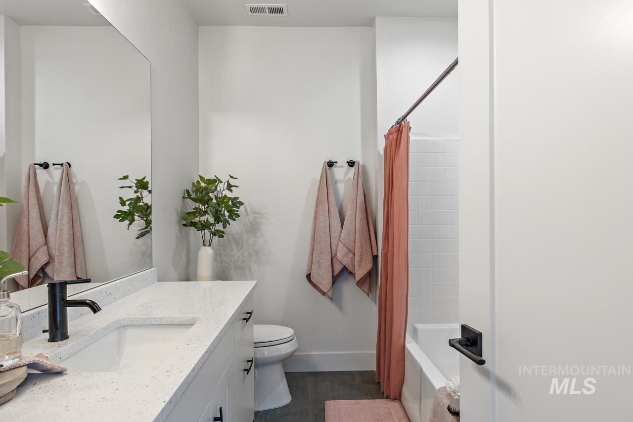 2550 W Iron Coop Street, Eagle, Idaho 83616, 3 Bedrooms, 2.5 Bathrooms, Residential For Sale, Price $650,000,MLS 98936302