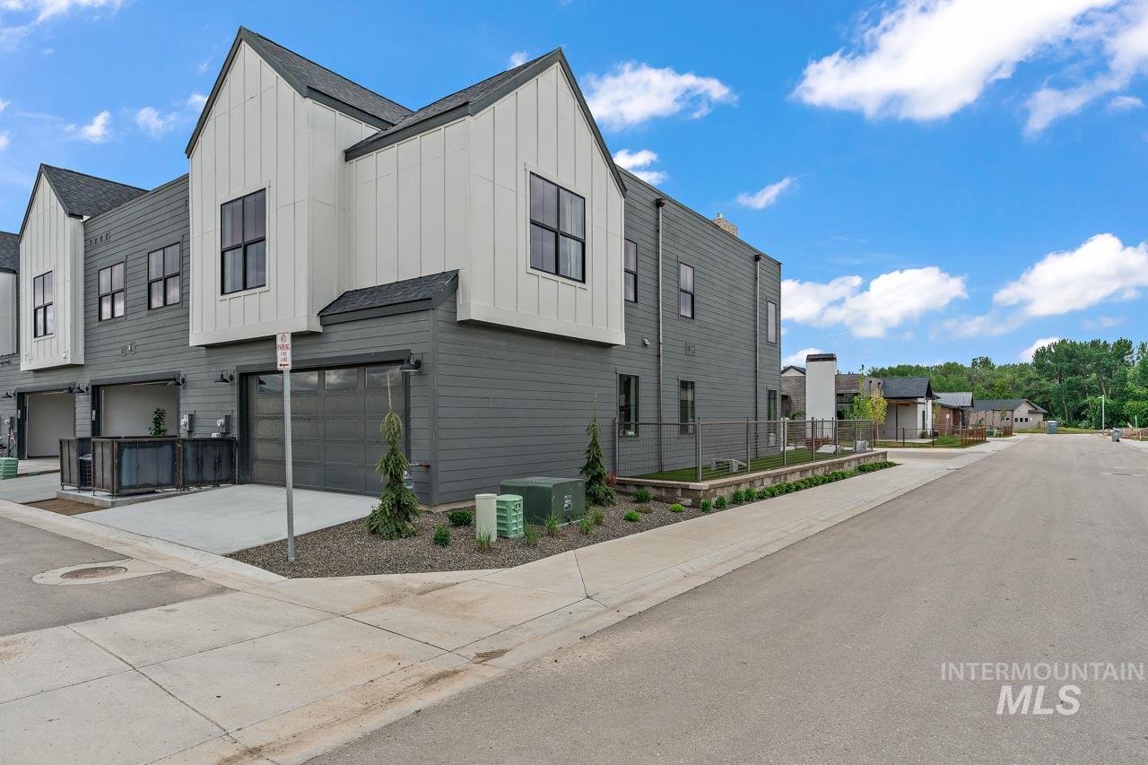 2550 W Iron Coop Street, Eagle, Idaho 83616, 3 Bedrooms, 2.5 Bathrooms, Residential For Sale, Price $650,000,MLS 98936302